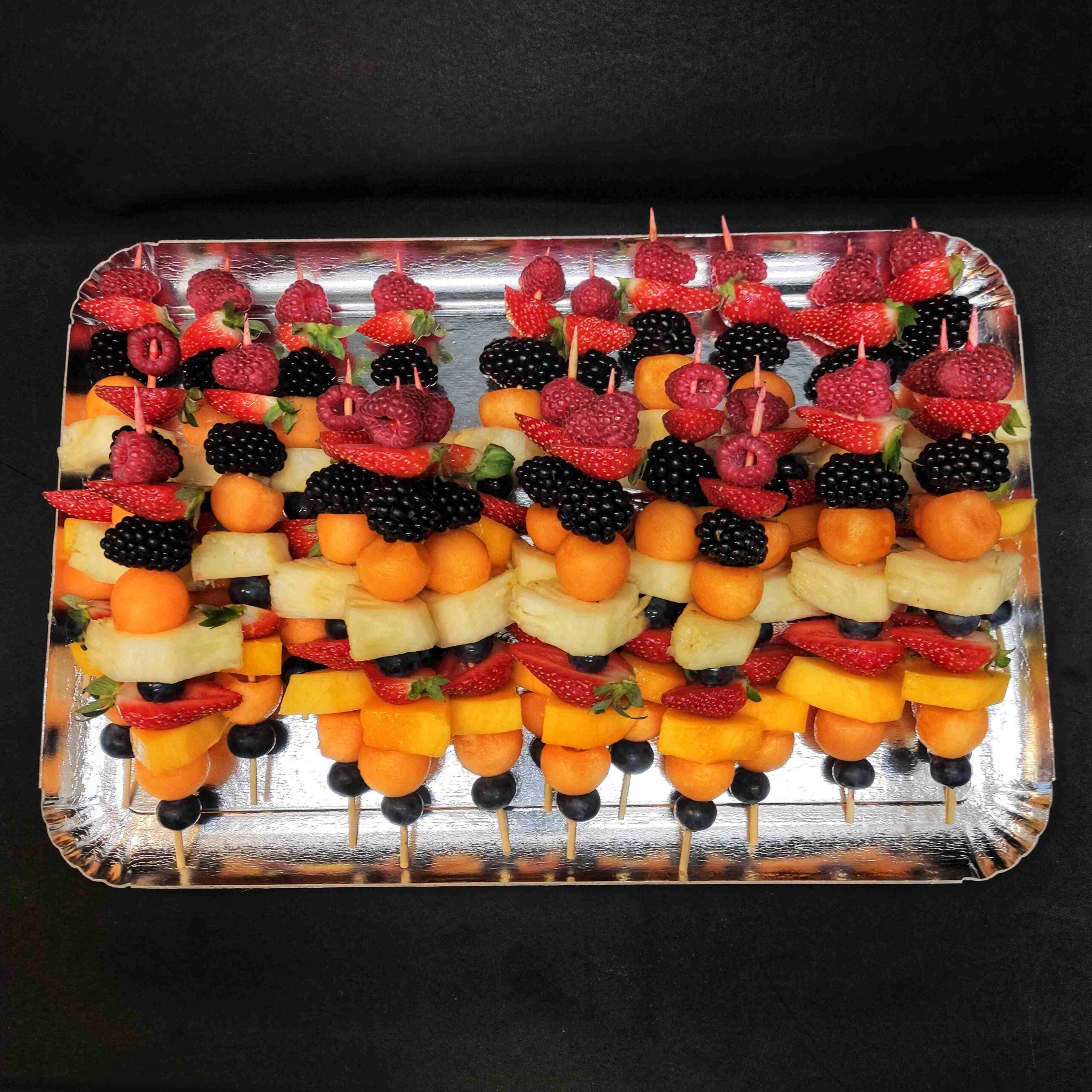 <strong> BROCHETTES ARC-EN-CIEL Fruits frais </strong> <br> <br> 3.95€/unité <br> (minimum 24 pièces) – Image 2