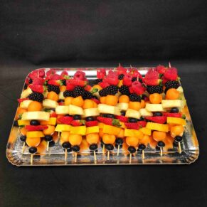 <strong> BROCHETTES ARC-EN-CIEL Fruits frais </strong> <br> <br> 3.95€/unité <br> (minimum 24 pièces)