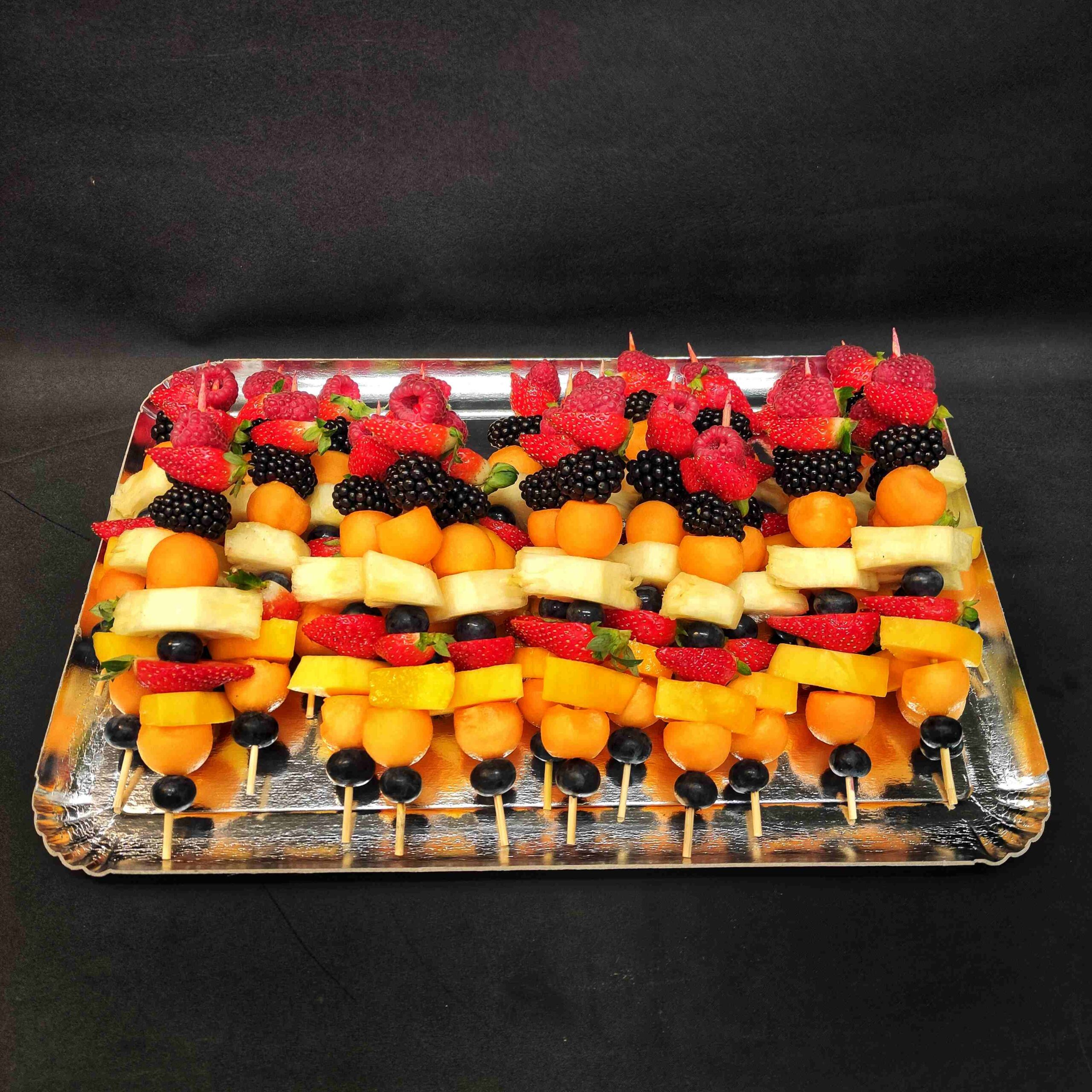 <strong> BROCHETTES ARC-EN-CIEL Fruits frais </strong> <br> <br> 3.95€/unité <br> (minimum 24 pièces)