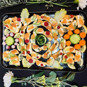 <strong><i>ROSACE de Tartines fraîches</i><br><br>SAUMON FUMÉ<br><br>citron bio & aneth</strong><br> <br> 10-15 pers : 56€ <br> 54€ > 2 unités <br> 52€ > 3 unités