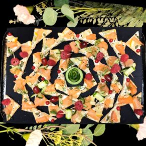 <strong>SAUMON FUMÉ<br><br>Citron bio • Aneth<br><br><i>Frais & délicat</i></strong><br><br>10-20 pers : 58€ <br> 56€ > 2 unités <br> 54€ > 3 unités