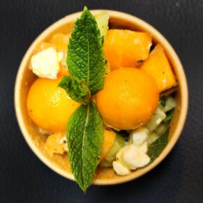 <strong>SAVEURS DU SOLEIL :<br><br>Melon • Feta<br><br><i>Doux & Rafraîchissant</i></strong><br><br>minimum 12 verrines<br><br>2.95€/verrine<br>2.85€ > 30 verrines<br>2.70€ > 45 verrines