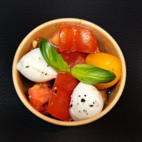 <strong>DOUCEUR À L'ITALIENNE<br>"DOLCE VITA"<br><br>Tomate • Mozzarella<br><br><i>Gourmand & Ensoleillé</i></strong><br><br>minimum 12 verrines<br><br>2.95€/verrine<br>2.85€ > 30 verrines<br>2.70€ > 45 verrines