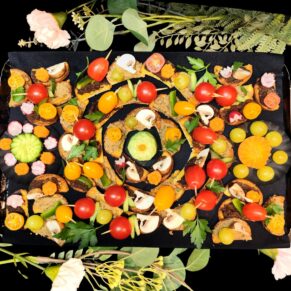 <strong>DUO D'OLIVADES BIO<br>DU SUD-OUEST (47)<br><br>Olive verte & noire bio • tomate<br><br><i>Savoureux & Ensoleillé</i></strong><br><br>10-20 pers : 56€ <br> 54€ > 2 Plateaux<br> 52€ > 3 Plateaux
