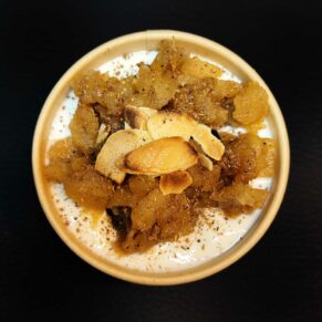 <strong>FROMAGE BLANC POMME CANNELLE :<br><br>Pomme caramélisée • Amande torréfiée<br><br><i>Doux & Réconfortant</i></strong><br><br>minimum 12 verrines<br><br>2.95€/verrine<br>2.85€ > 30 verrines<br>2.70€ > 45 verrines