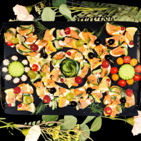 <strong>SAUMON FUMÉ<br><br>Citron bio • Aneth<br><br><i>Frais & délicat</i></strong><br><br>10-20 pers : 56€ <br> 54€ > 2 unités <br> 52€ > 3 unités