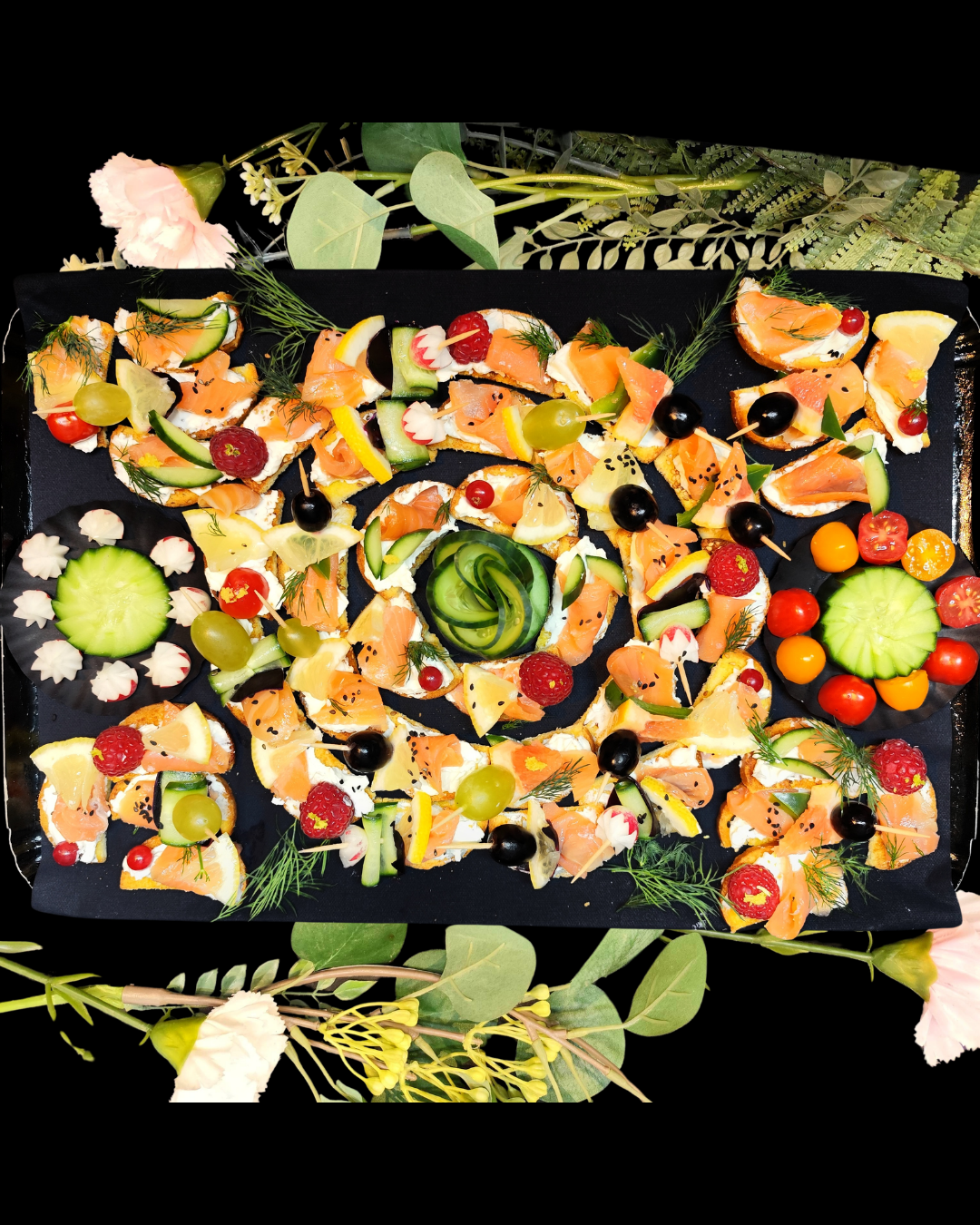 <strong>SAUMON FUMÉ<br><br>Citron bio • Aneth<br><br><i>Frais & délicat</i></strong><br><br>10-20 pers : 56€ <br> 54€ > 2 unités <br> 52€ > 3 unités