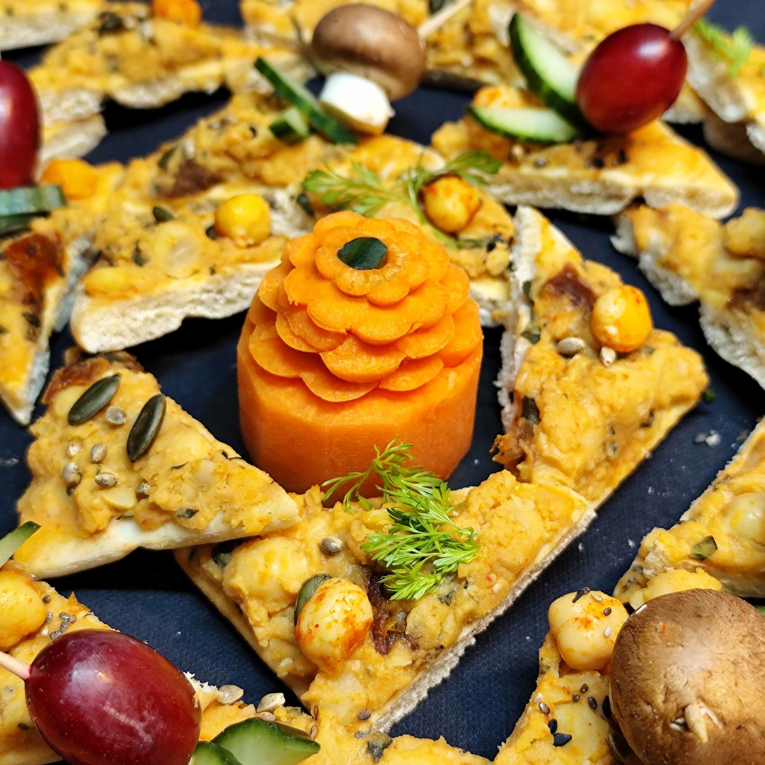 <strong>HOUMOUS BIO<br>DU SUD-OUEST (47)<br><br>Tomate séchée • Menthe fraîche<br><br><i>Frais & parfumé</i></strong><br><br>10-20 pers : 56€ <br> 54€ > 2 unités <br> 52€ > 3 unités – Image 5