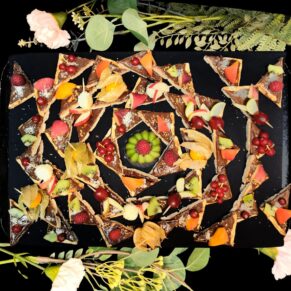 <strong>PLAISIR CHOCOLAT COCO<br><br>Pate à tartiner au Chocolat bio • Noix de coco • Fromage blanc • Fruits frais <br><br><i>Gourmand & Fondant</i></strong><br><br>10-20 pers : 56€ <br> 54€ > 2 unités <br> 52€ > 3 unités