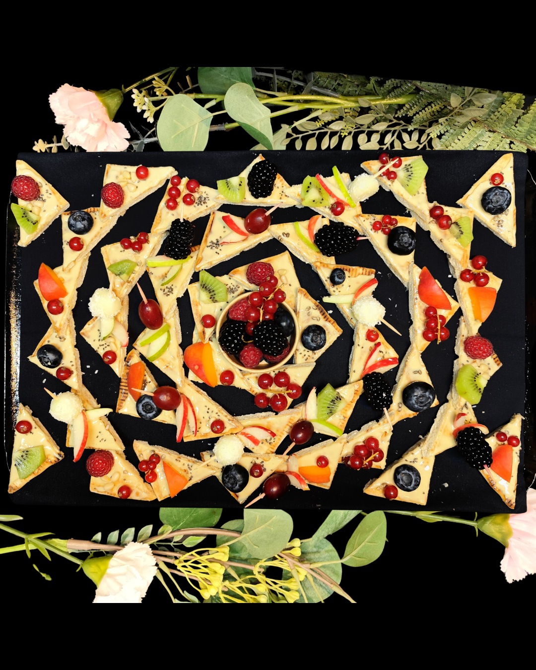 <strong>VELOURS DE CAJOU<br><br>Purée de Noix de Cajou bio • Fromage blanc • Fruits frais <br><br><i>Onctueux & délicat</i></strong><br><br>10-20 pers : 56€ <br> 54€ > 2 unités <br> 52€ > 3 unités