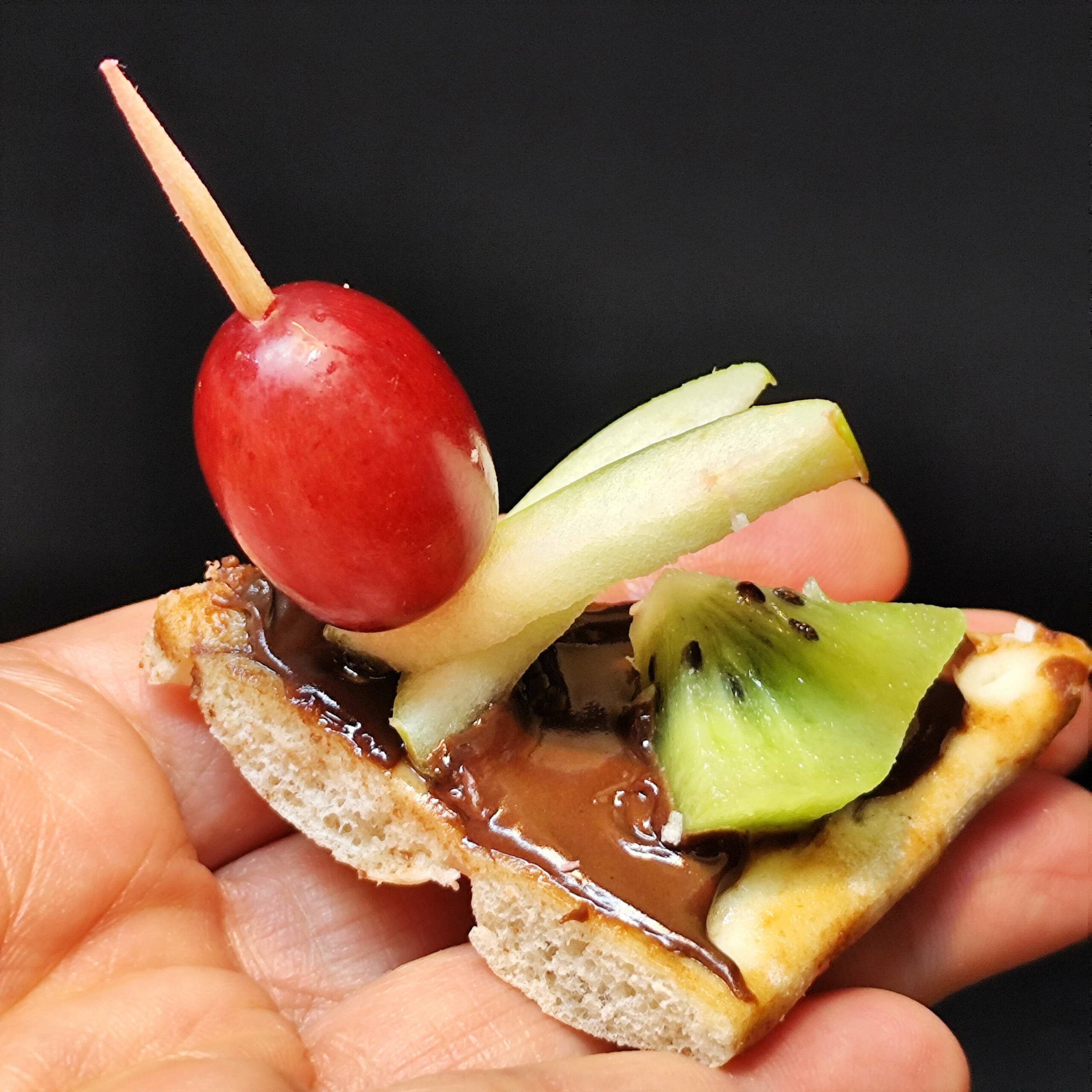 <strong>PLAISIR CHOCOLAT COCO<br><br>Pate à tartiner au Chocolat bio • Noix de coco • Fromage blanc • Fruits frais <br><br><i>Gourmand & Fondant</i></strong><br><br>10-20 pers : 56€ <br> 54€ > 2 unités <br> 52€ > 3 unités – Image 2
