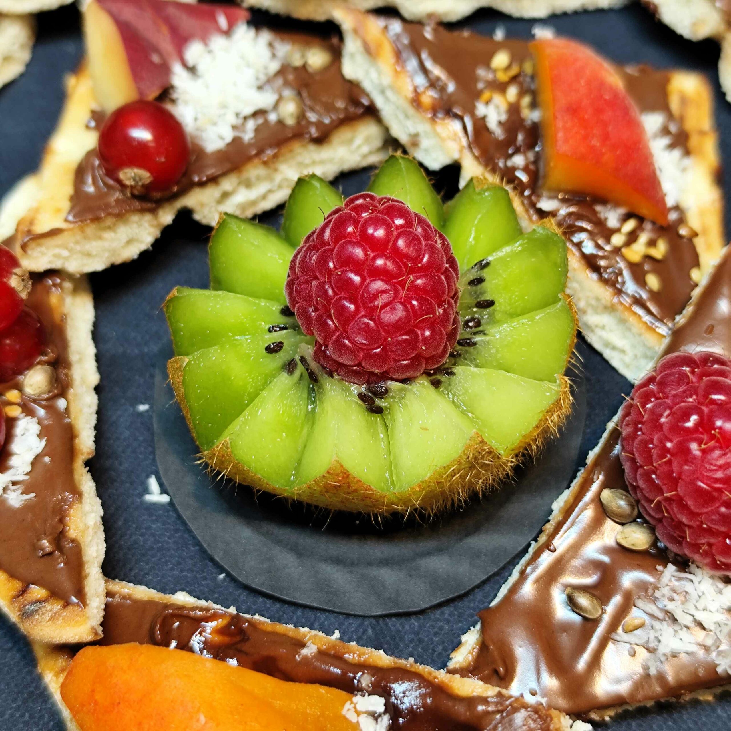 <strong>PLAISIR CHOCOLAT COCO<br><br>Pate à tartiner au Chocolat bio • Noix de coco • Fromage blanc • Fruits frais <br><br><i>Gourmand & Fondant</i></strong><br><br>10-20 pers : 56€ <br> 54€ > 2 unités <br> 52€ > 3 unités – Image 3