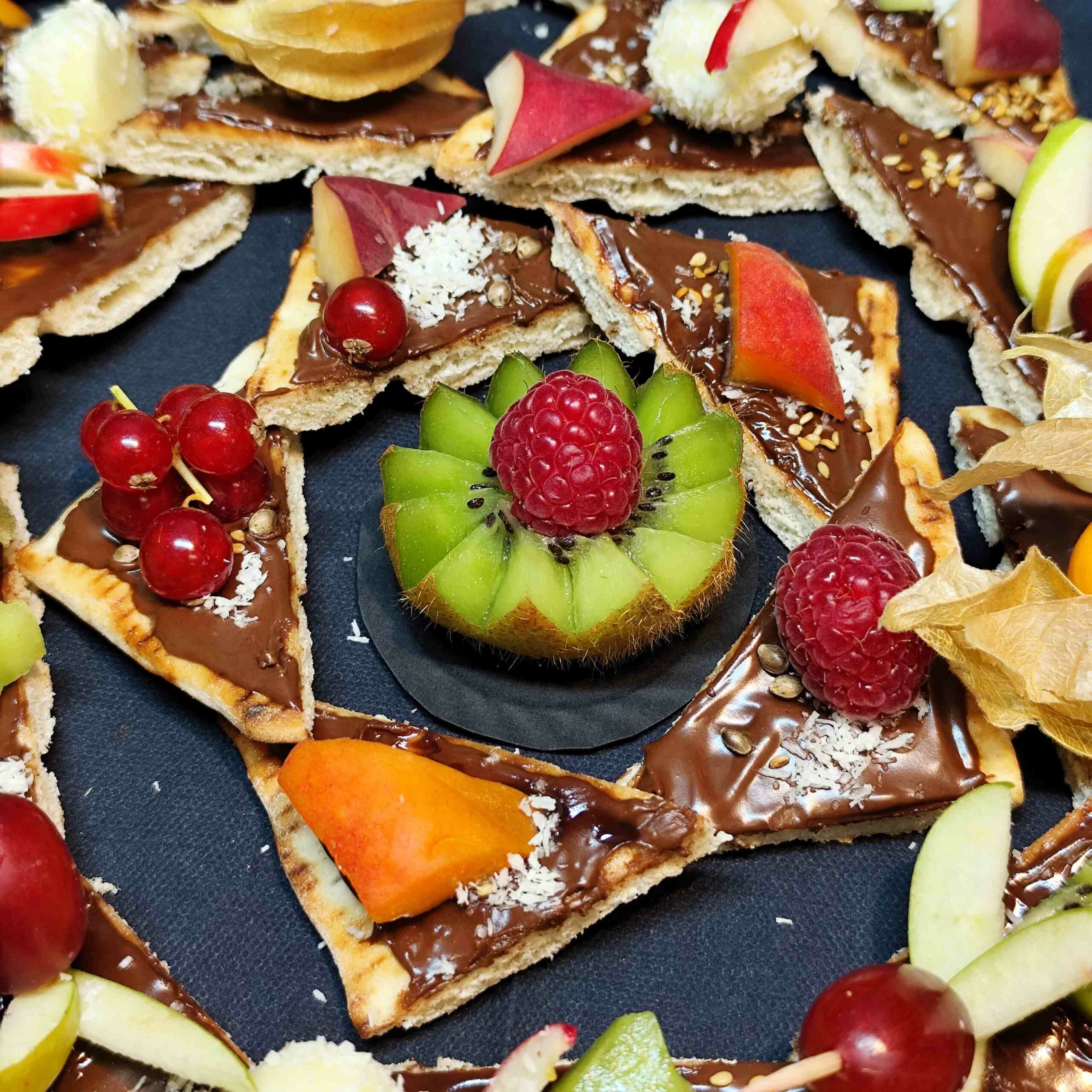 <strong>PLAISIR CHOCOLAT COCO<br><br>Pate à tartiner au Chocolat bio • Noix de coco • Fromage blanc • Fruits frais <br><br><i>Gourmand & Fondant</i></strong><br><br>10-20 pers : 56€ <br> 54€ > 2 unités <br> 52€ > 3 unités – Image 9