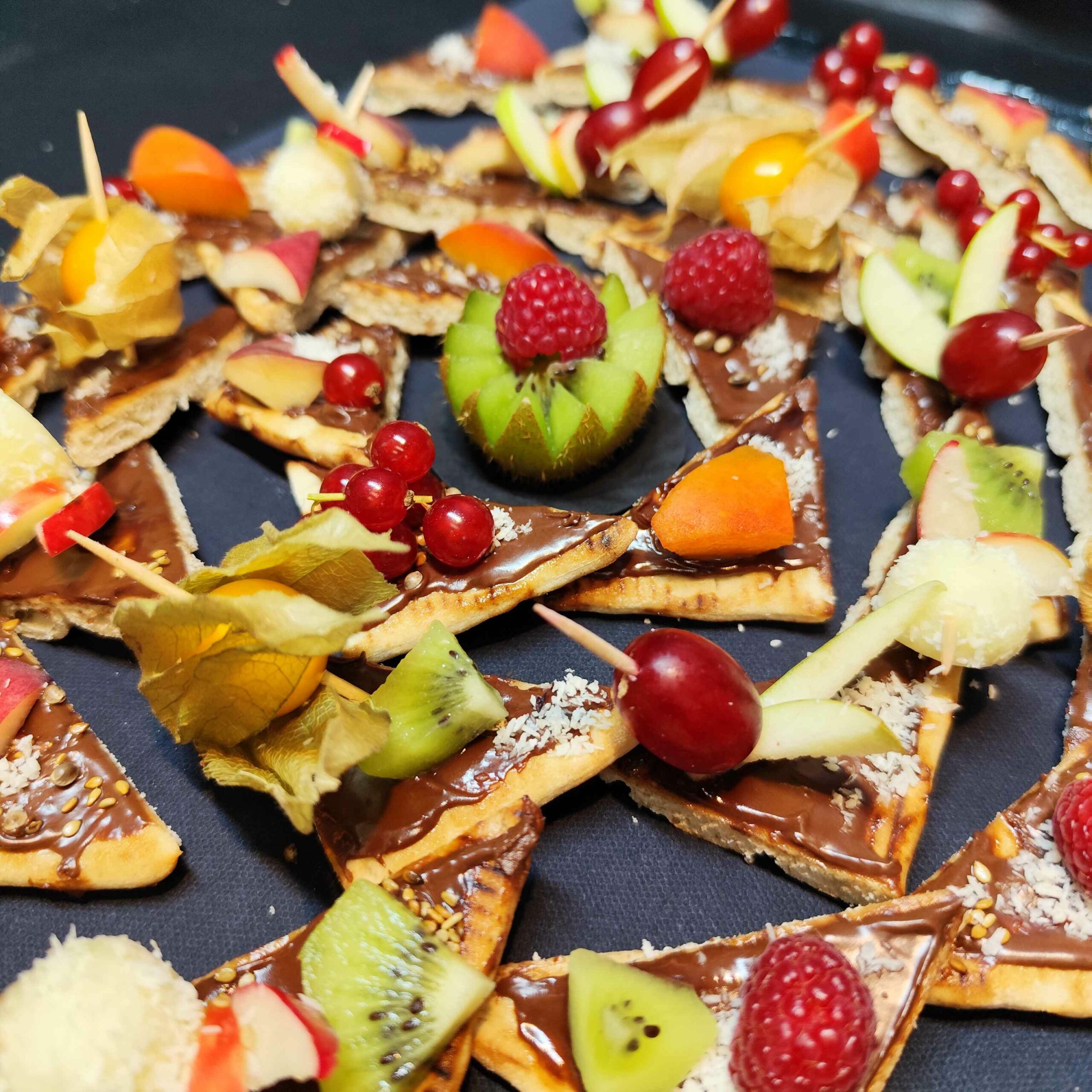 <strong>PLAISIR CHOCOLAT COCO<br><br>Pate à tartiner au Chocolat bio • Noix de coco • Fromage blanc • Fruits frais <br><br><i>Gourmand & Fondant</i></strong><br><br>10-20 pers : 56€ <br> 54€ > 2 unités <br> 52€ > 3 unités – Image 8
