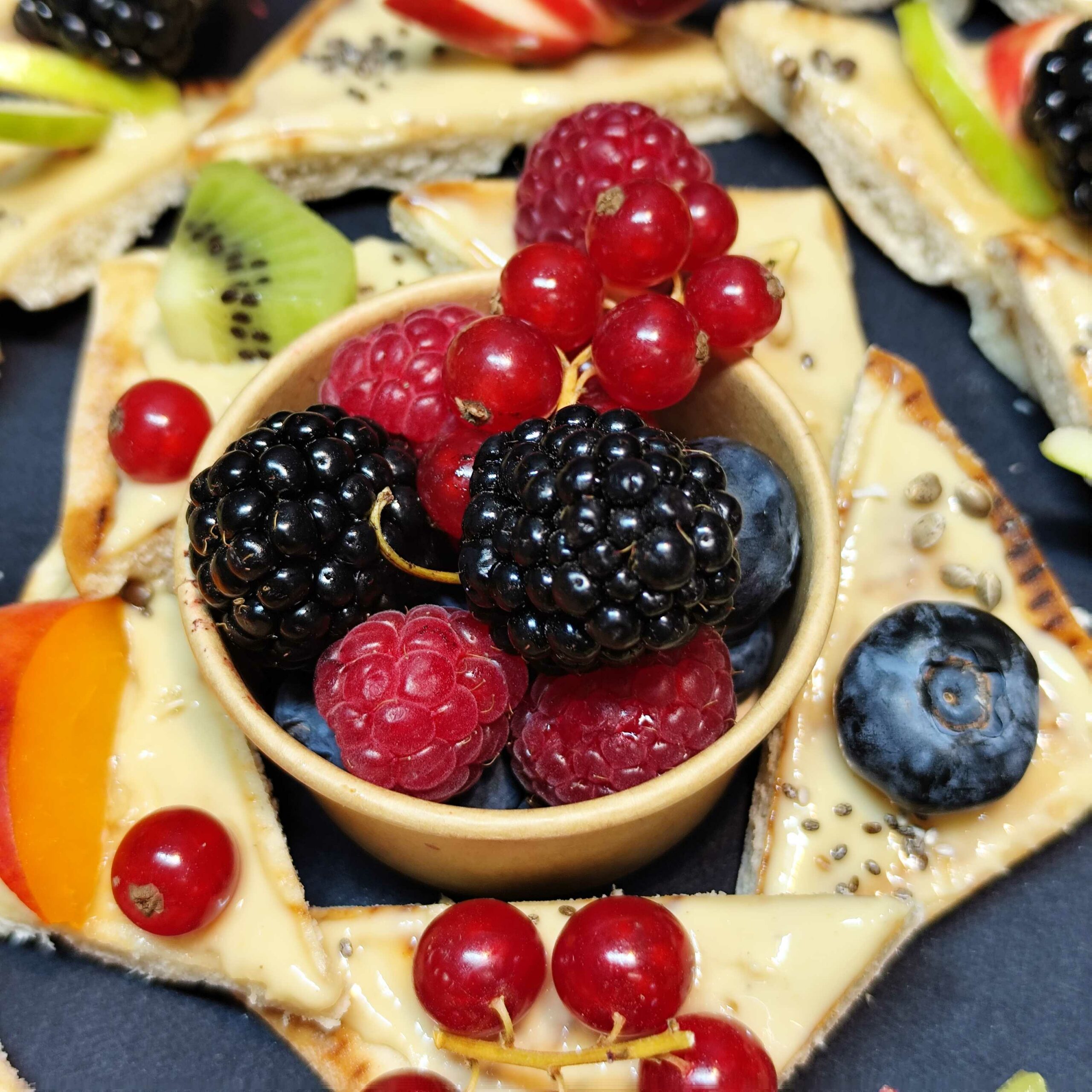 <strong>VELOURS DE CAJOU<br><br>Purée de Noix de Cajou bio • Fromage blanc • Fruits frais <br><br><i>Onctueux & délicat</i></strong><br><br>10-20 pers : 56€ <br> 54€ > 2 unités <br> 52€ > 3 unités – Image 3