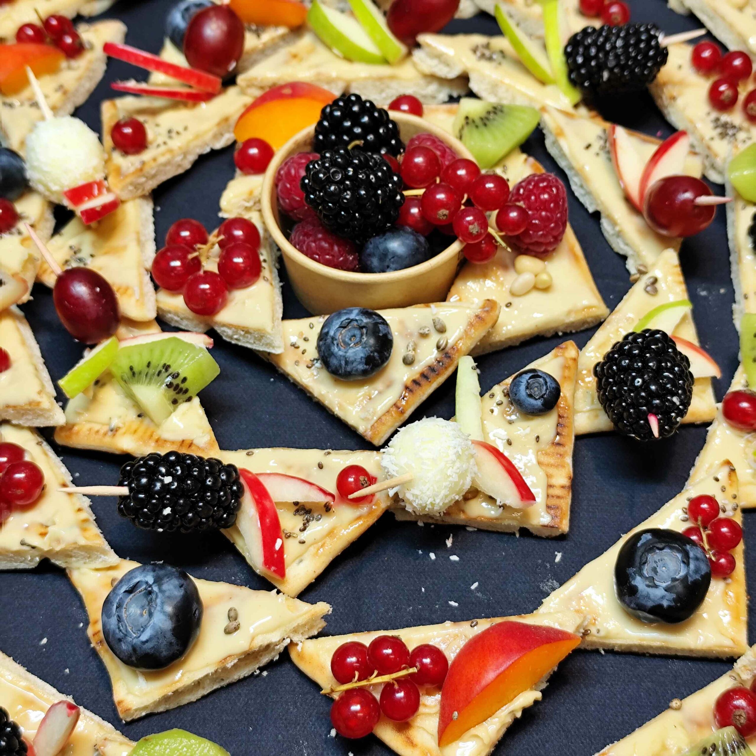 <strong>VELOURS DE CAJOU<br><br>Purée de Noix de Cajou bio • Fromage blanc • Fruits frais <br><br><i>Onctueux & délicat</i></strong><br><br>10-20 pers : 56€ <br> 54€ > 2 unités <br> 52€ > 3 unités – Image 5