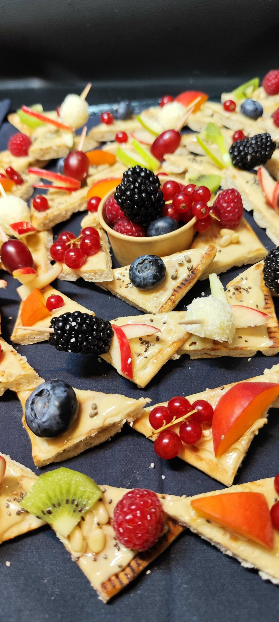 <strong>VELOURS DE CAJOU<br><br>Purée de Noix de Cajou bio • Fromage blanc • Fruits frais <br><br><i>Onctueux & délicat</i></strong><br><br>10-20 pers : 56€ <br> 54€ > 2 unités <br> 52€ > 3 unités – Image 10