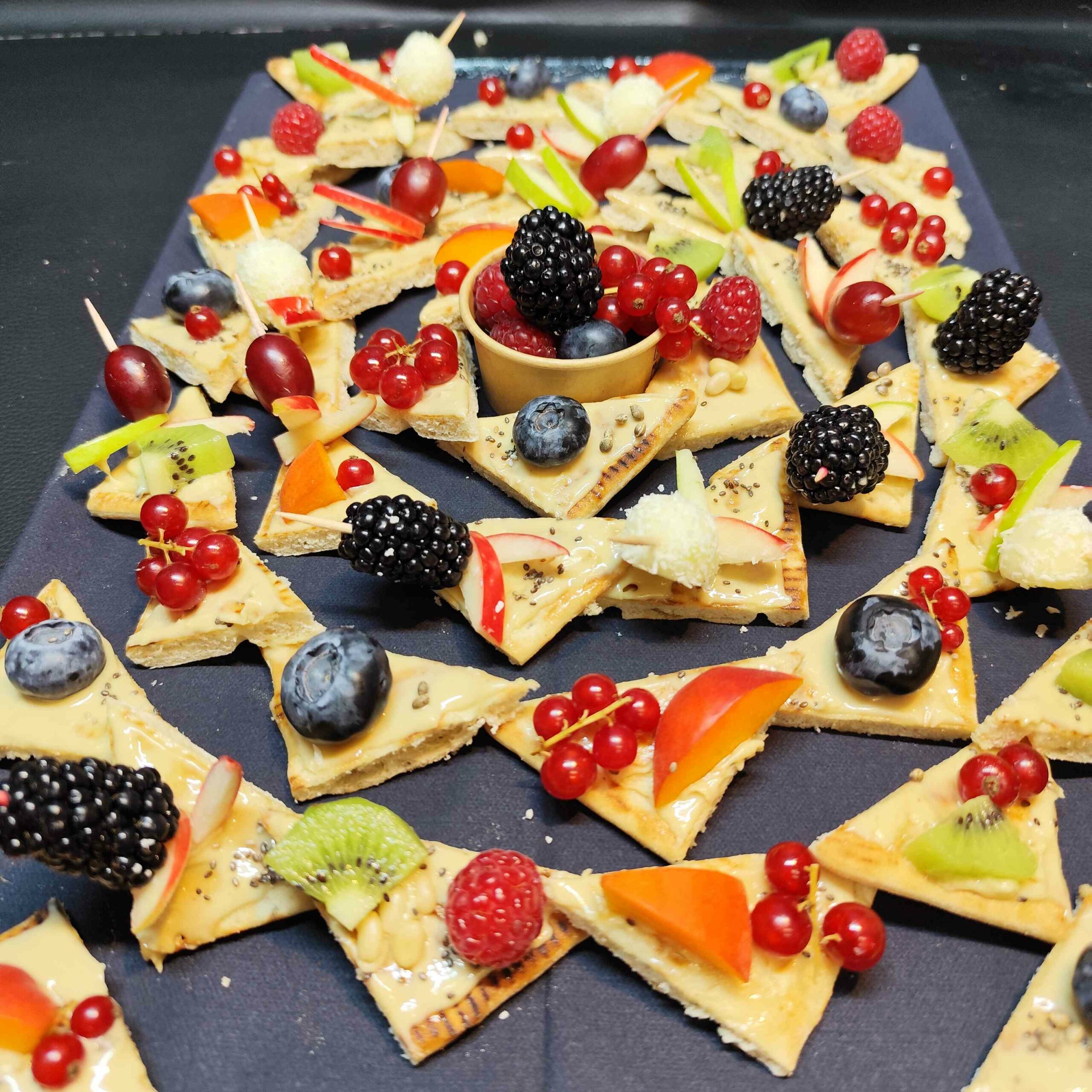 <strong>VELOURS DE CAJOU<br><br>Purée de Noix de Cajou bio • Fromage blanc • Fruits frais <br><br><i>Onctueux & délicat</i></strong><br><br>10-20 pers : 56€ <br> 54€ > 2 unités <br> 52€ > 3 unités – Image 9