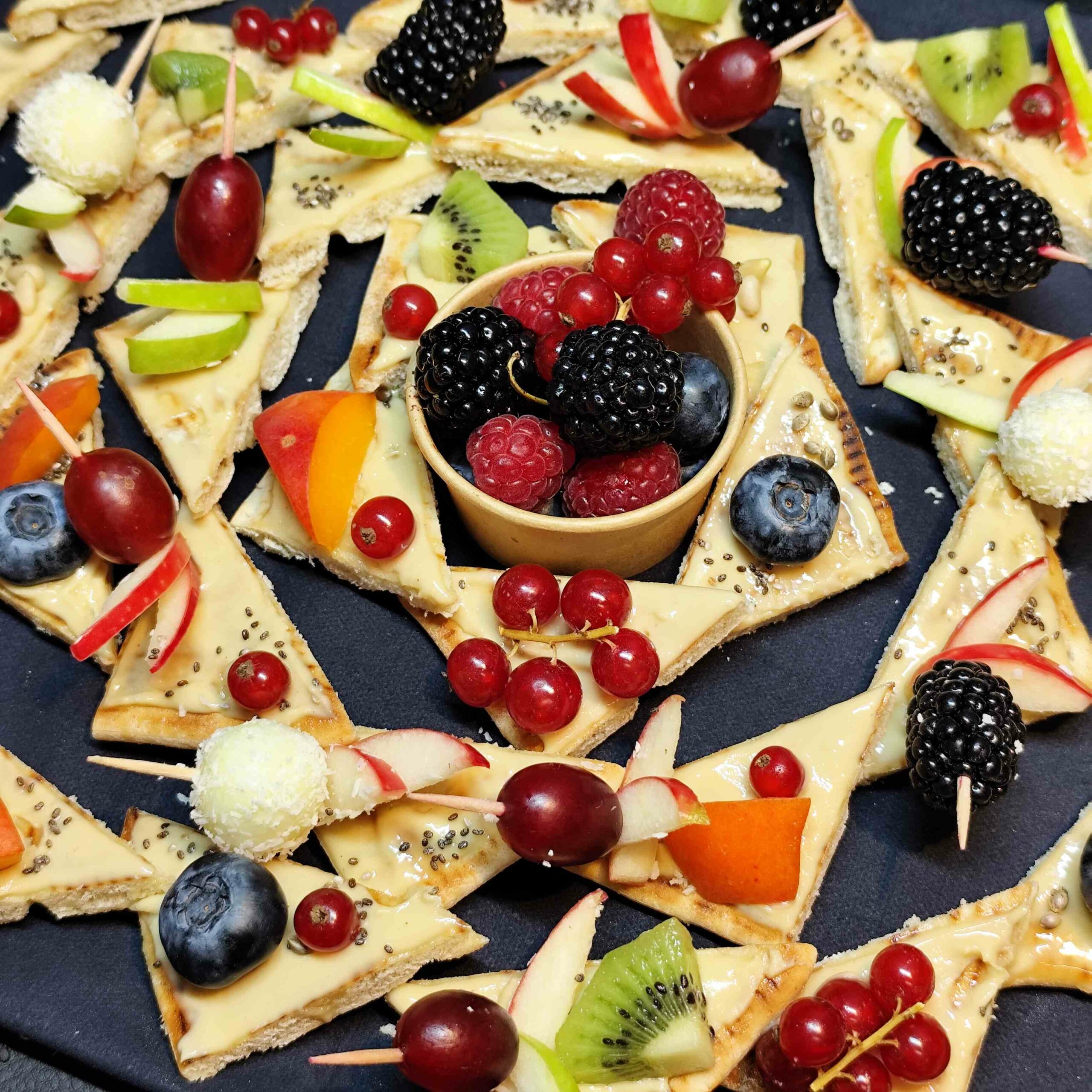 <strong>VELOURS DE CAJOU<br><br>Purée de Noix de Cajou bio • Fromage blanc • Fruits frais <br><br><i>Onctueux & délicat</i></strong><br><br>10-20 pers : 56€ <br> 54€ > 2 unités <br> 52€ > 3 unités – Image 8