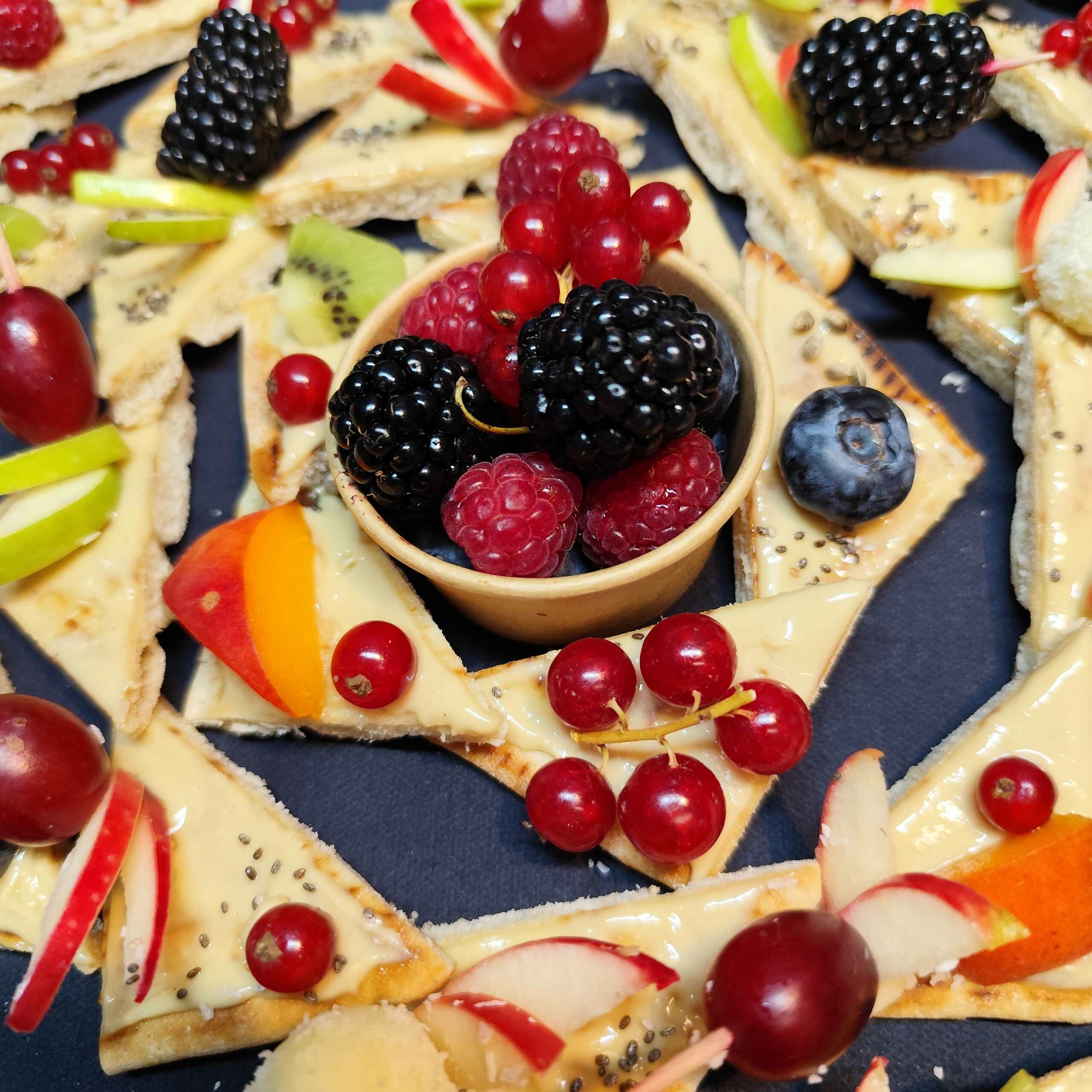 <strong>VELOURS DE CAJOU<br><br>Purée de Noix de Cajou bio • Fromage blanc • Fruits frais <br><br><i>Onctueux & délicat</i></strong><br><br>10-20 pers : 56€ <br> 54€ > 2 unités <br> 52€ > 3 unités – Image 7