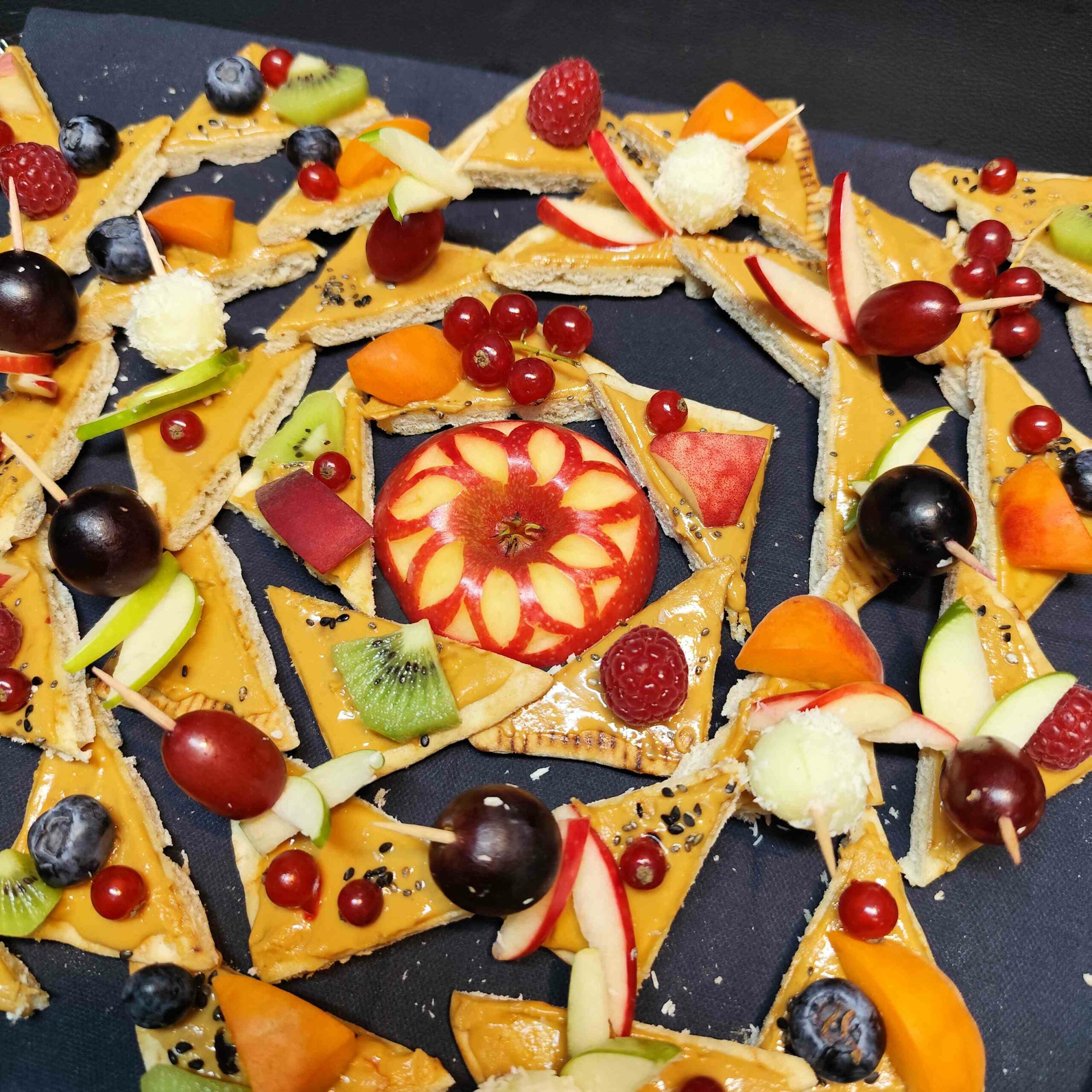 <strong>ÉNERGIE CACAHUÈTE<br><br>Purée de Cacahuète bio • Fromage blanc • Fruits frais<br><br><i>Énergétique & Généreux</i></strong><br><br>10-20 pers : 56€ <br> 54€ > 2 unités <br> 52€ > 3 unités – Image 8