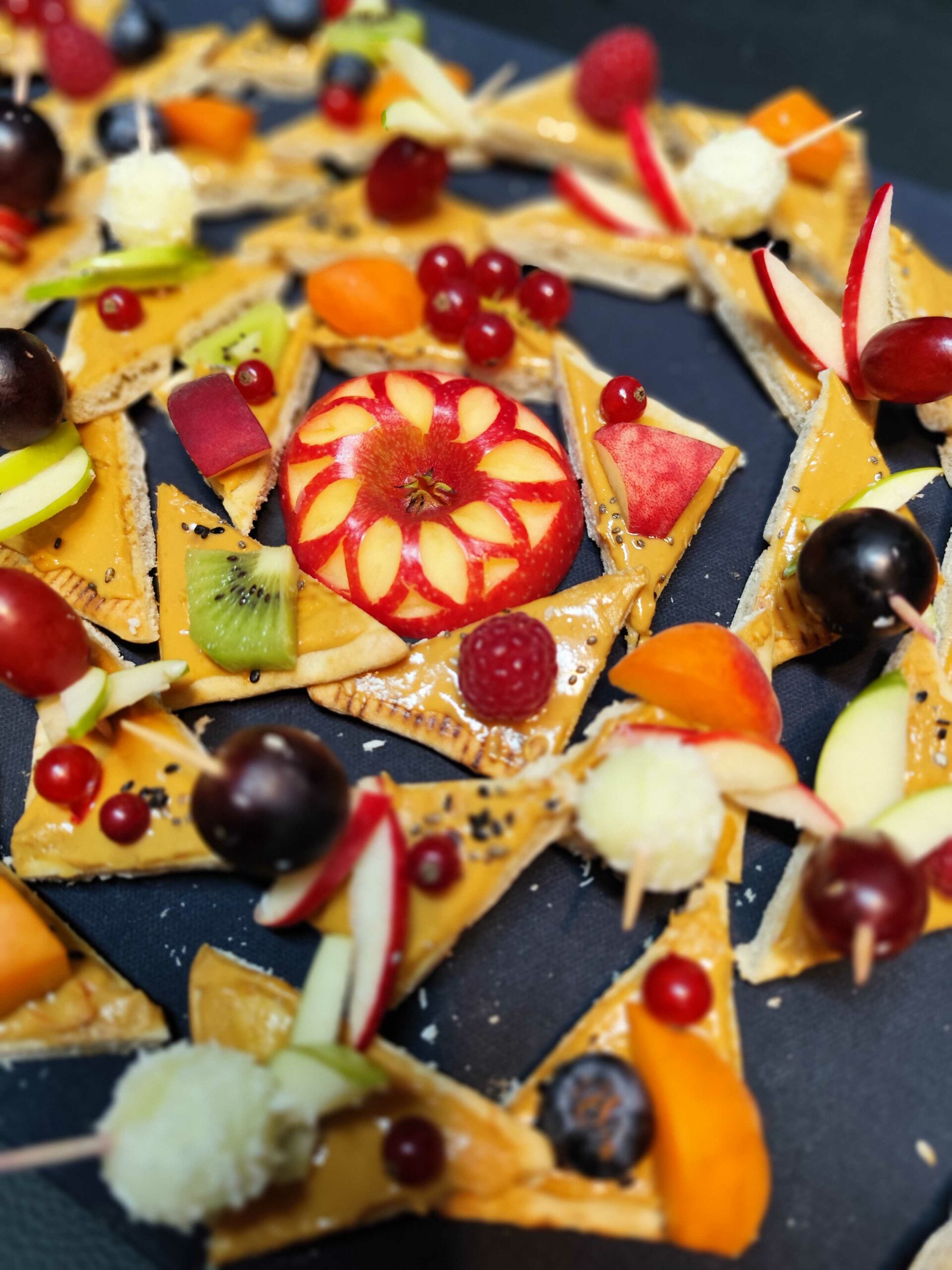 <strong>ÉNERGIE CACAHUÈTE<br><br>Purée de Cacahuète bio • Fromage blanc • Fruits frais<br><br><i>Énergétique & Généreux</i></strong><br><br>10-20 pers : 56€ <br> 54€ > 2 unités <br> 52€ > 3 unités – Image 5