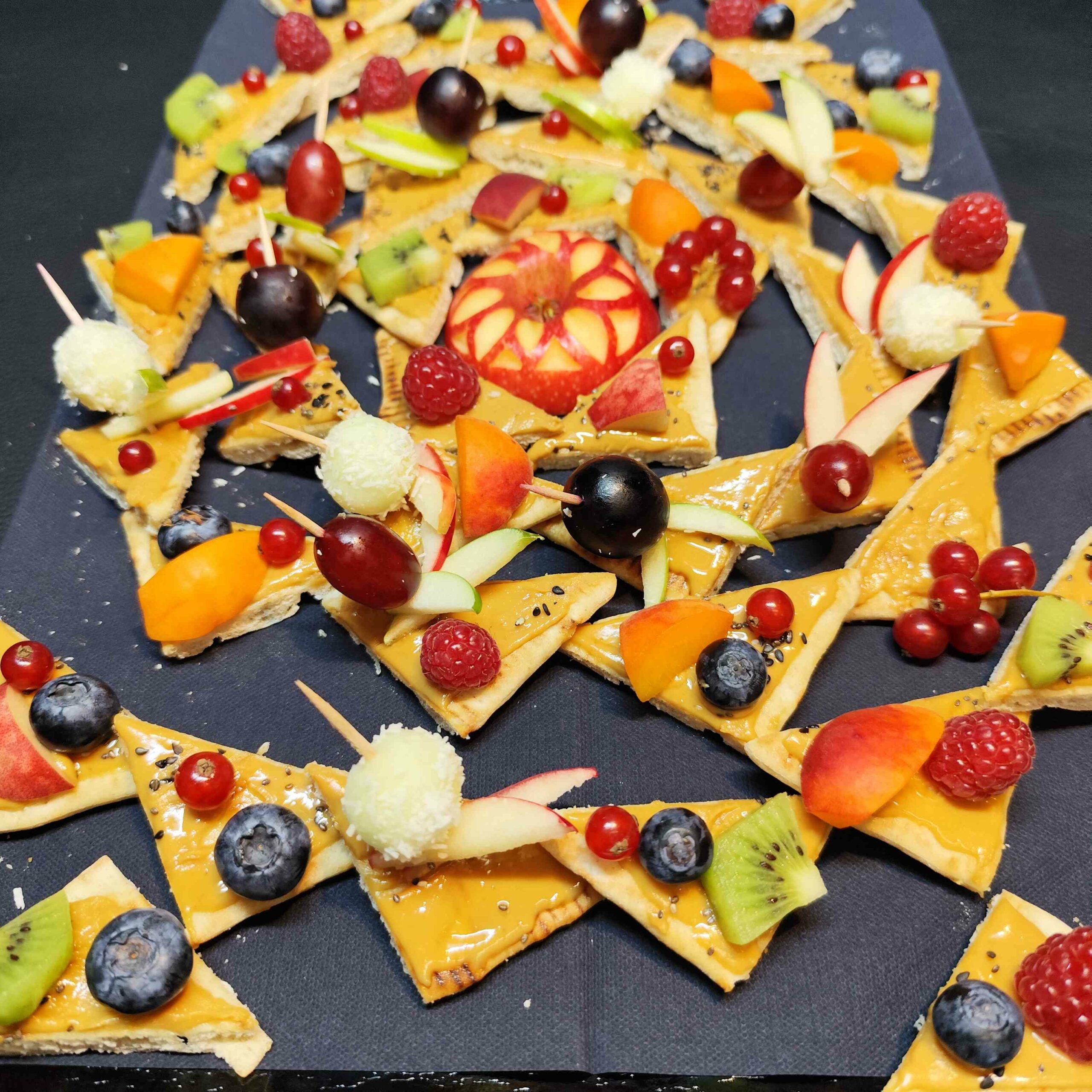 <strong>ÉNERGIE CACAHUÈTE<br><br>Purée de Cacahuète bio • Fromage blanc • Fruits frais<br><br><i>Énergétique & Généreux</i></strong><br><br>10-20 pers : 56€ <br> 54€ > 2 unités <br> 52€ > 3 unités – Image 9