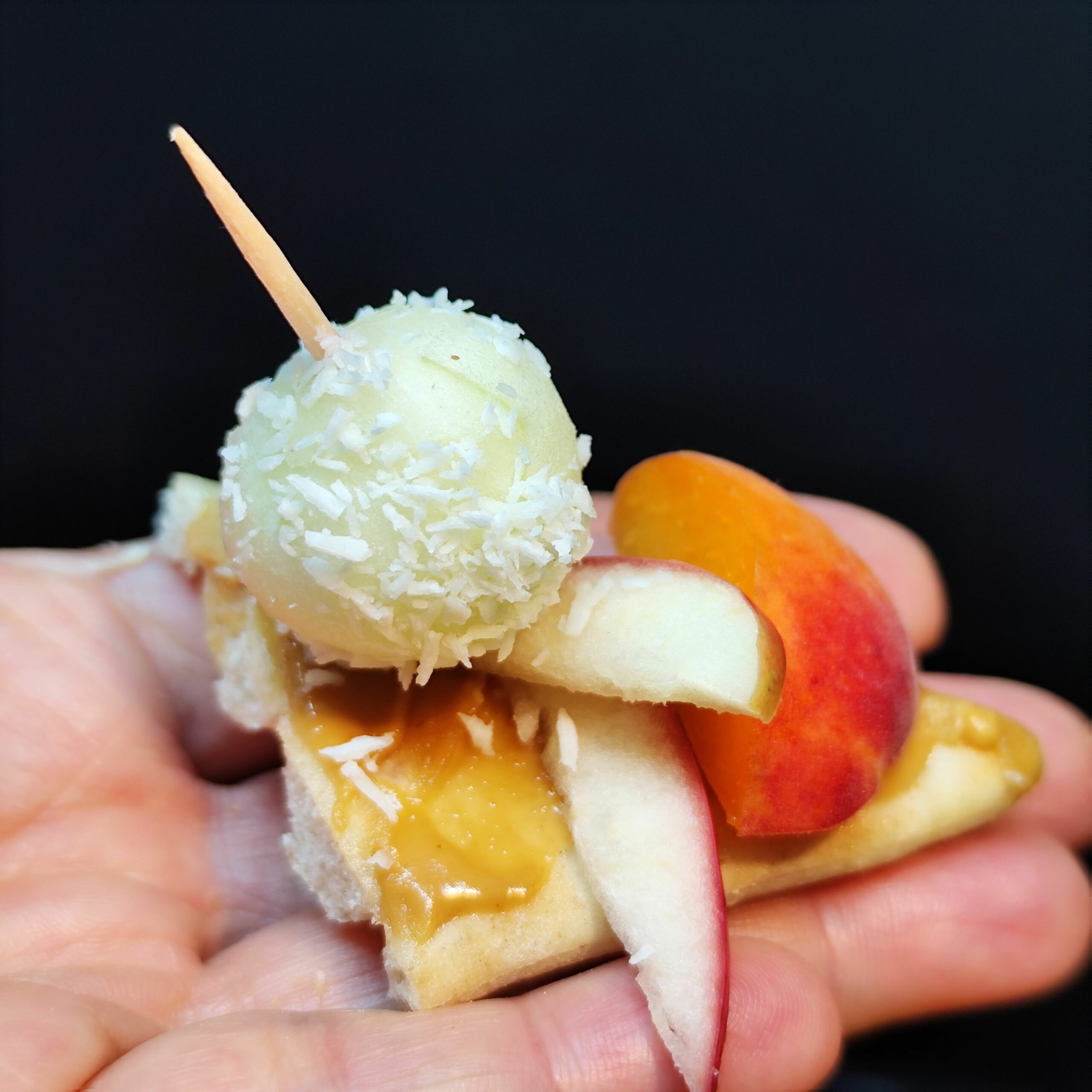 <strong>ÉNERGIE CACAHUÈTE<br><br>Purée de Cacahuète bio • Fromage blanc • Fruits frais<br><br><i>Énergétique & Généreux</i></strong><br><br>10-20 pers : 56€ <br> 54€ > 2 unités <br> 52€ > 3 unités – Image 4
