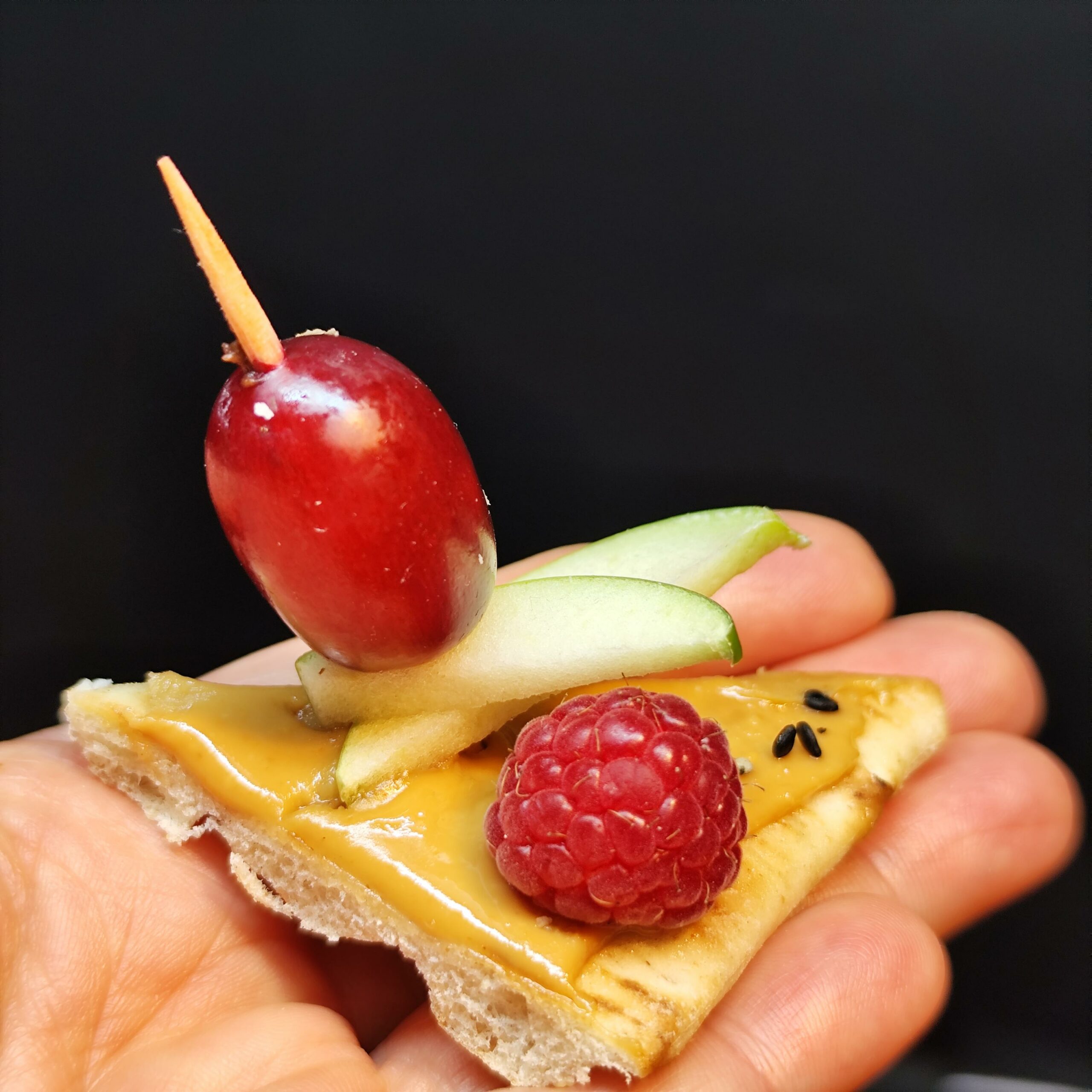 <strong>ÉNERGIE CACAHUÈTE<br><br>Purée de Cacahuète bio • Fromage blanc • Fruits frais<br><br><i>Énergétique & Généreux</i></strong><br><br>10-20 pers : 56€ <br> 54€ > 2 unités <br> 52€ > 3 unités – Image 2