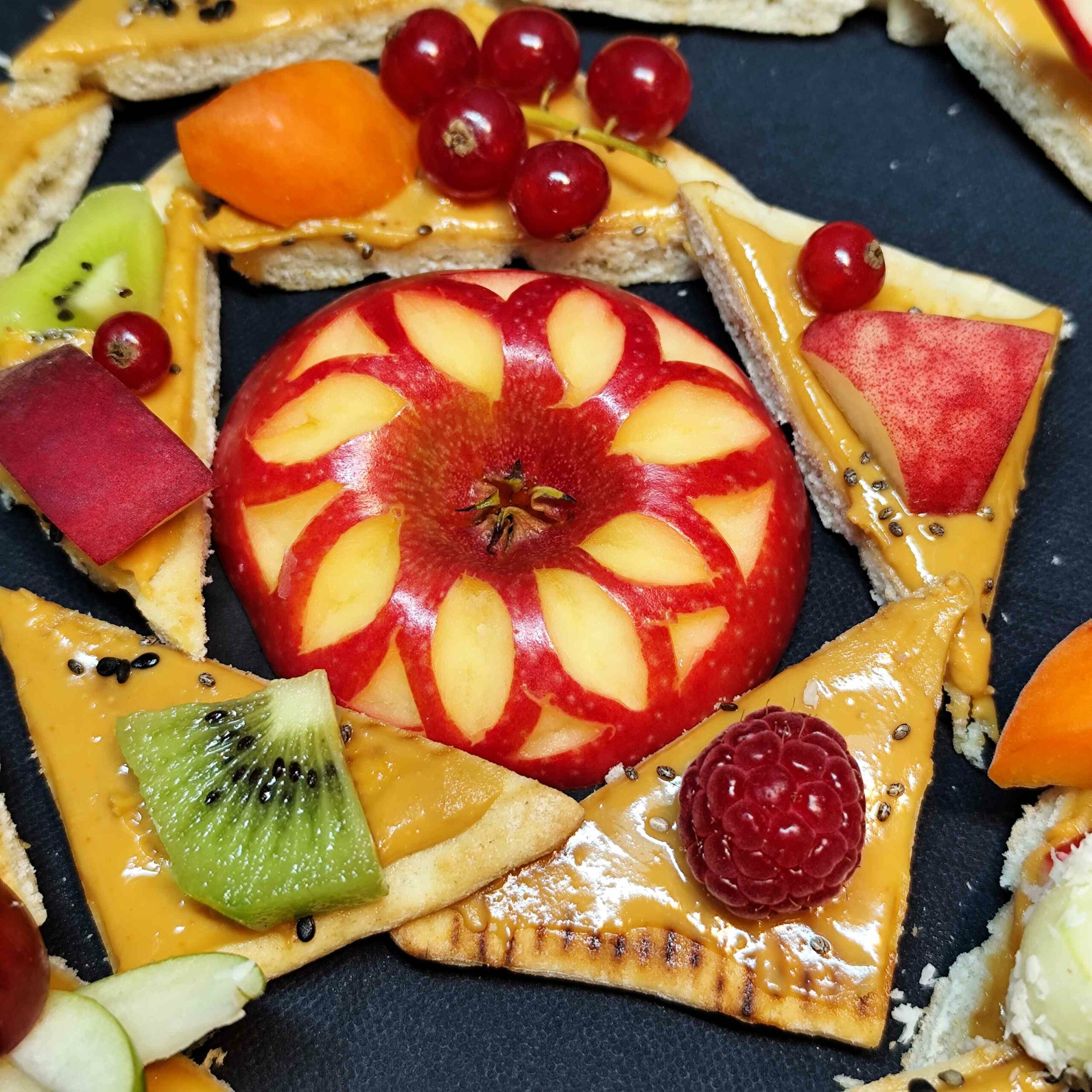 <strong>ÉNERGIE CACAHUÈTE<br><br>Purée de Cacahuète bio • Fromage blanc • Fruits frais<br><br><i>Énergétique & Généreux</i></strong><br><br>10-20 pers : 56€ <br> 54€ > 2 unités <br> 52€ > 3 unités – Image 3
