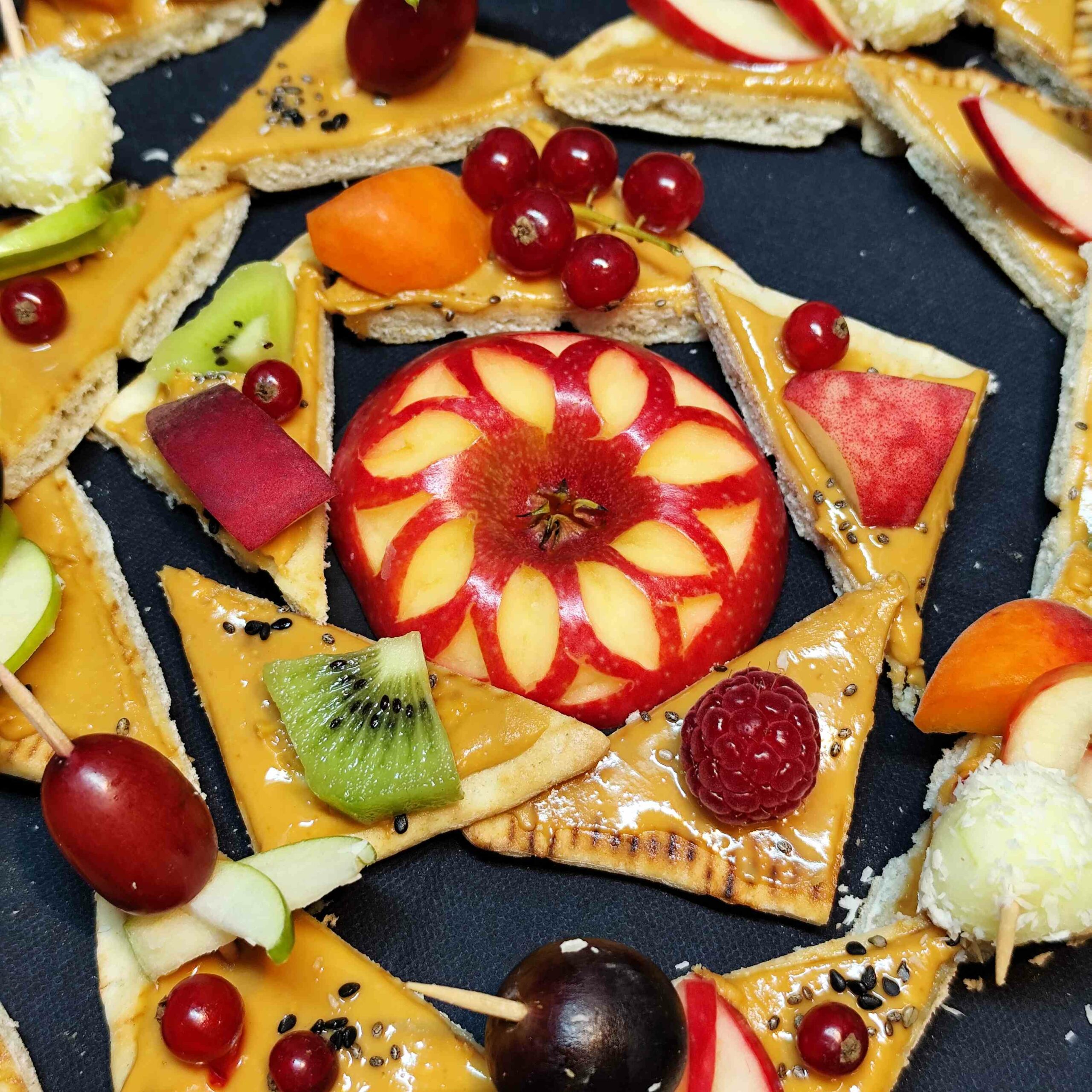 <strong>ÉNERGIE CACAHUÈTE<br><br>Purée de Cacahuète bio • Fromage blanc • Fruits frais<br><br><i>Énergétique & Généreux</i></strong><br><br>10-20 pers : 56€ <br> 54€ > 2 unités <br> 52€ > 3 unités – Image 7