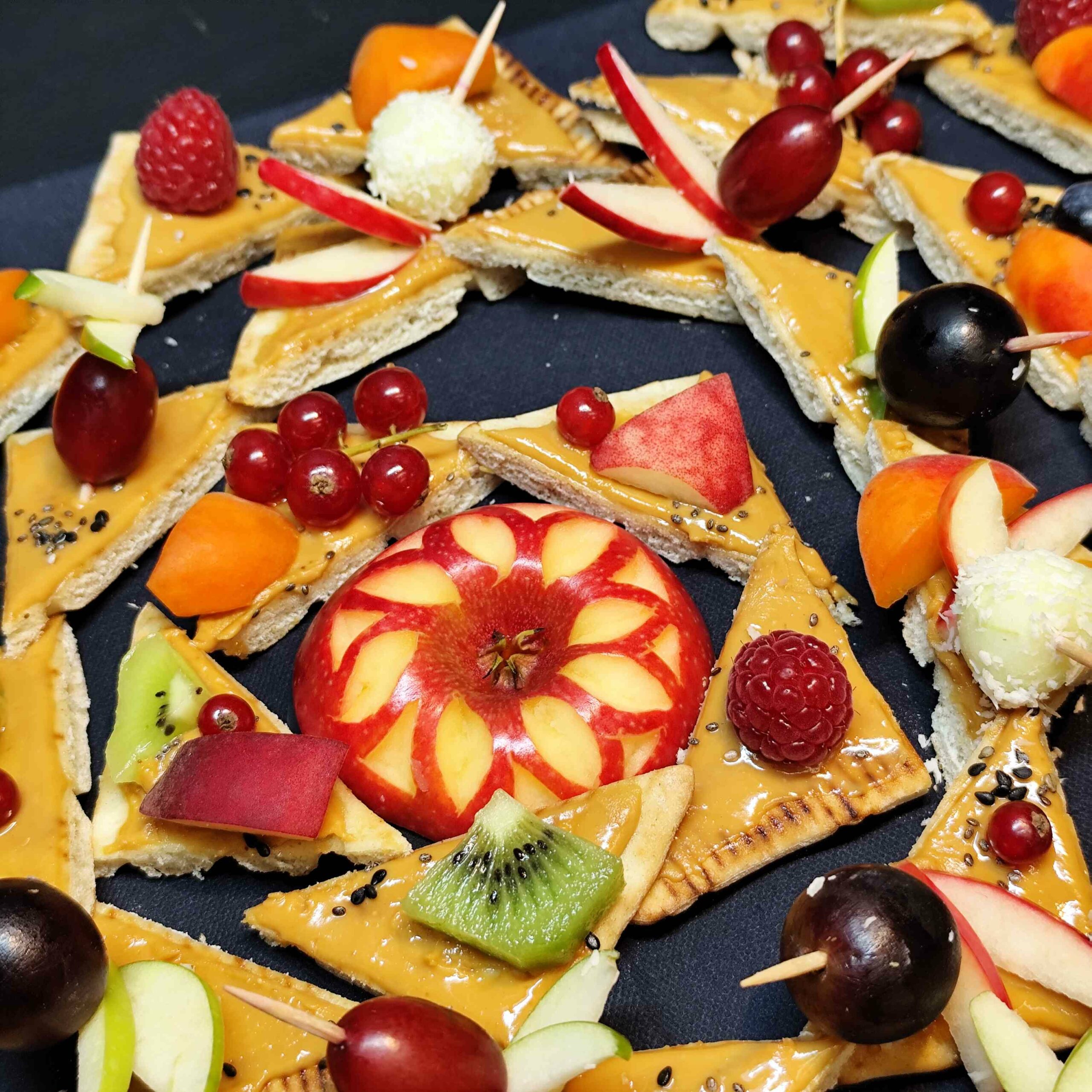 <strong>ÉNERGIE CACAHUÈTE<br><br>Purée de Cacahuète bio • Fromage blanc • Fruits frais<br><br><i>Énergétique & Généreux</i></strong><br><br>10-20 pers : 56€ <br> 54€ > 2 unités <br> 52€ > 3 unités – Image 10
