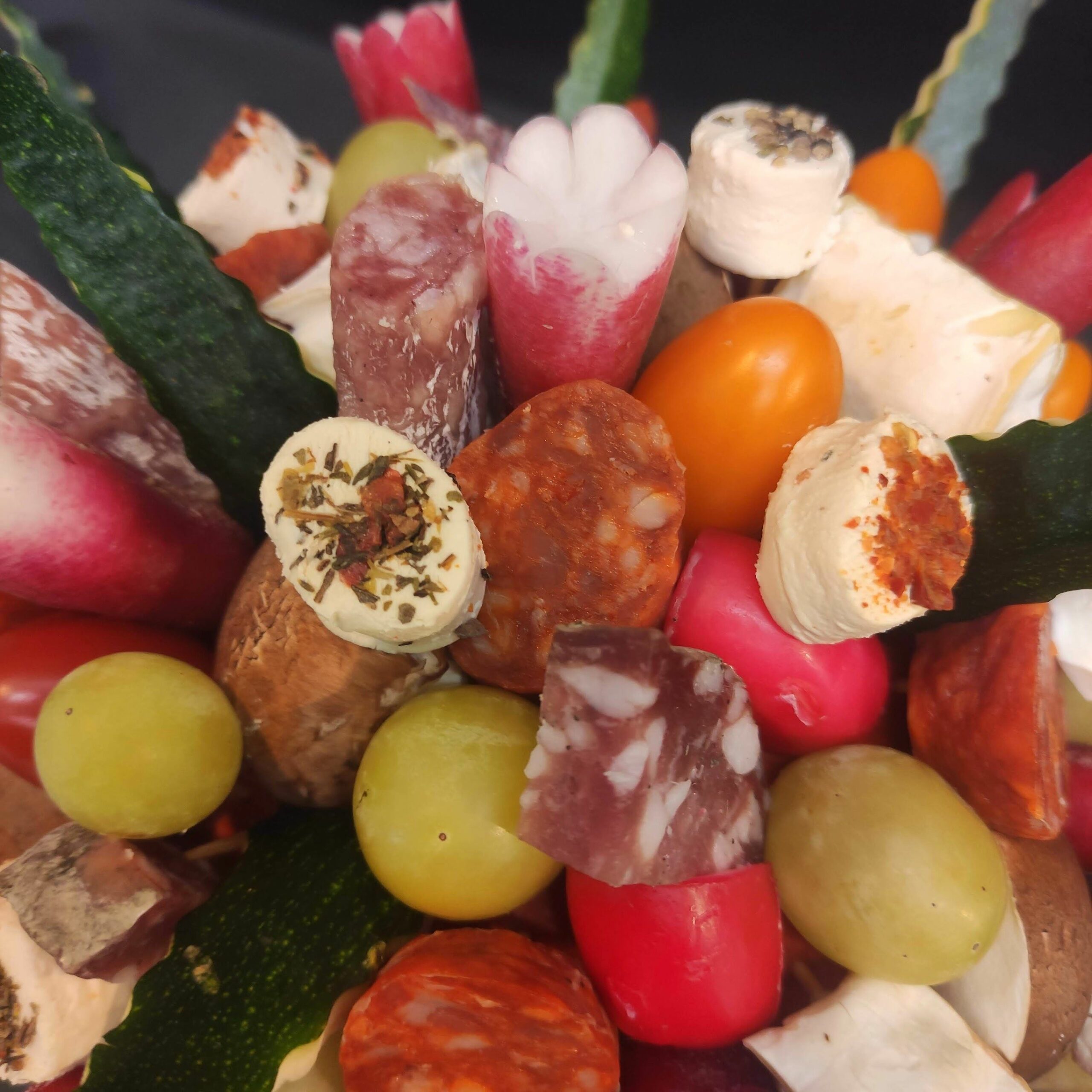 <strong> LYS <br> <br> Charcuteries, Fromages, Légumes </strong> <br> <br> 8-10 pers : 79€ – Image 3