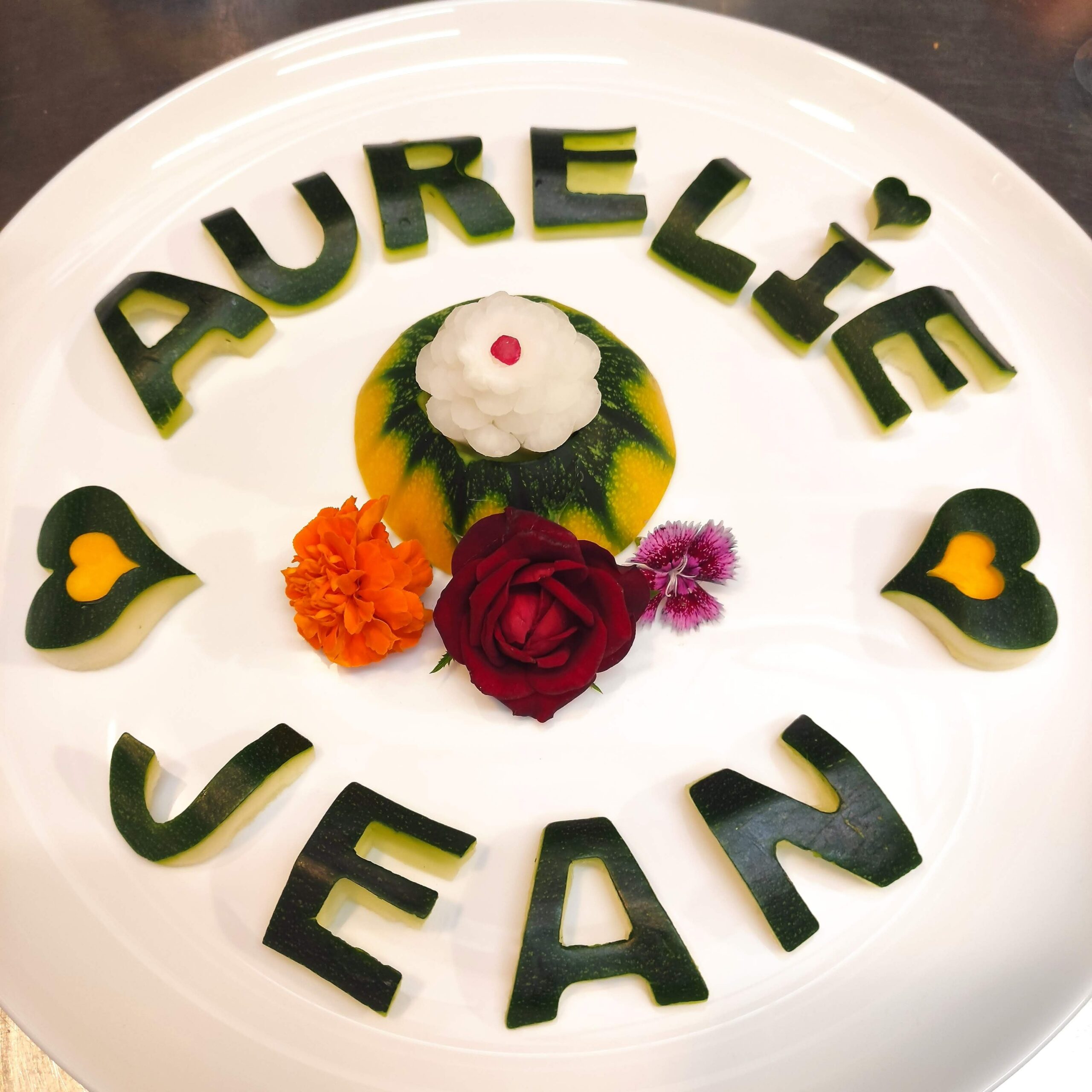 <strong>SCULPTURE VÉGÉTALE <br> <br> en Fruits frais <br> et/ou légumes croquants </strong> <br> <br>Message, prénoms, âge... : 16€ – Image 3