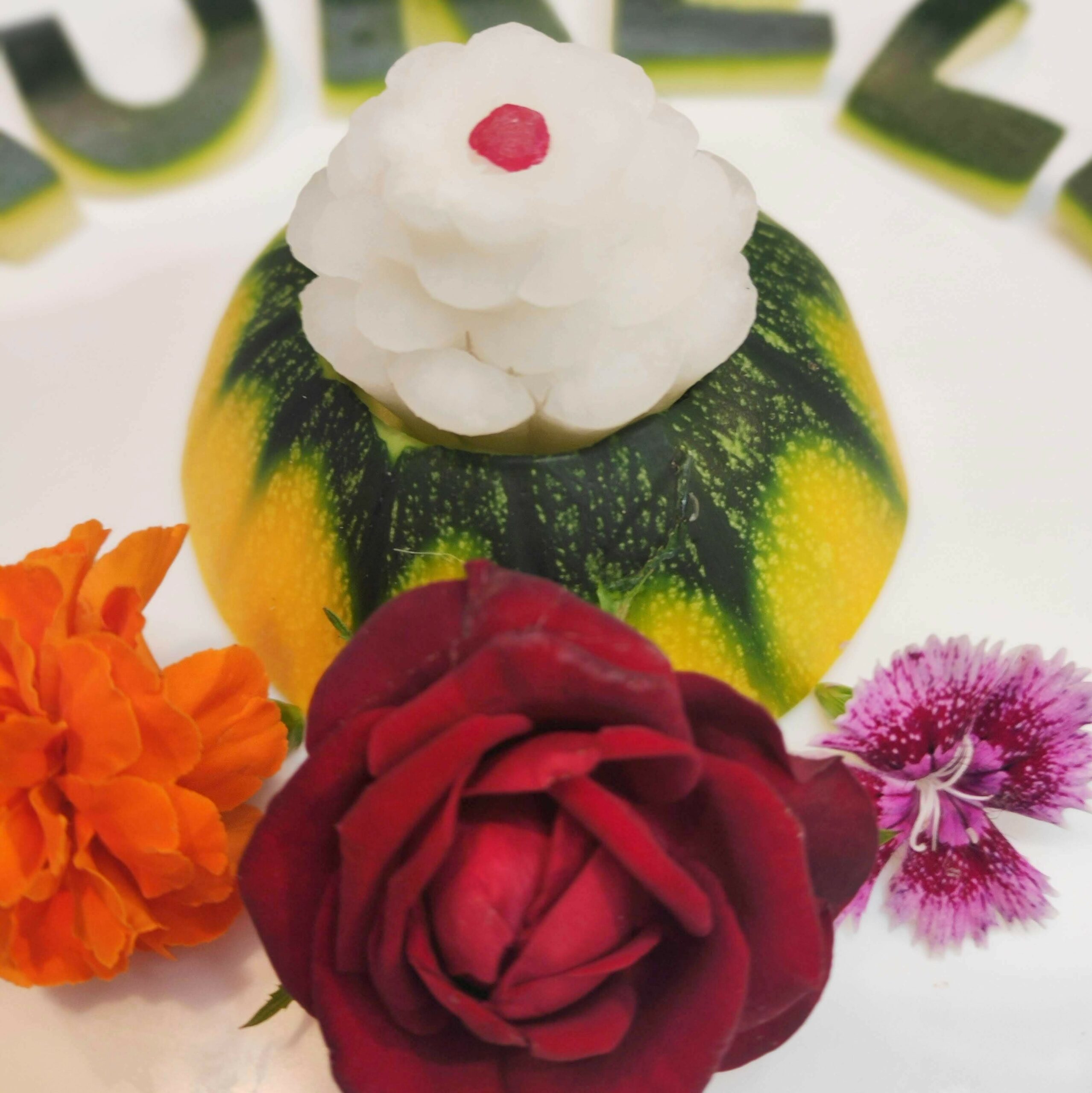 <strong>SCULPTURE VÉGÉTALE <br> <br> en Fruits frais <br> et/ou légumes croquants </strong> <br> <br>Message, prénoms, âge... : 16€ – Image 2