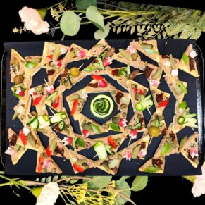 <strong>RILLETTES DE CANARD<br>du Sud-Ouest (47)<br><br>Cornichon croquant • Câpre<br><br><i>Gourmand & rustique</i></strong><br><br>10-20 pers : 58€ <br> 56€ > 2 unités <br> 54€ > 3 unités