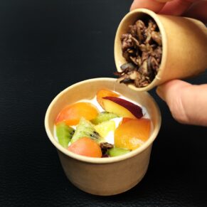 <strong>GRANOLA PLAISIR CHOCO-NOISETTE<br><br>VERSION FRUITS DE SAISON<br><br>Chocolat noir & noisettes bio • Fromage blanc<br><br><i>Croustillant & Gourmand</i></strong><br><br>"À verser au moment<br>de la dégustation"<br><br>minimum 12 verrines<br><br>4.95€/verrine<br>4.85€ > 30 verrines<br>4.70€ > 45 verrines