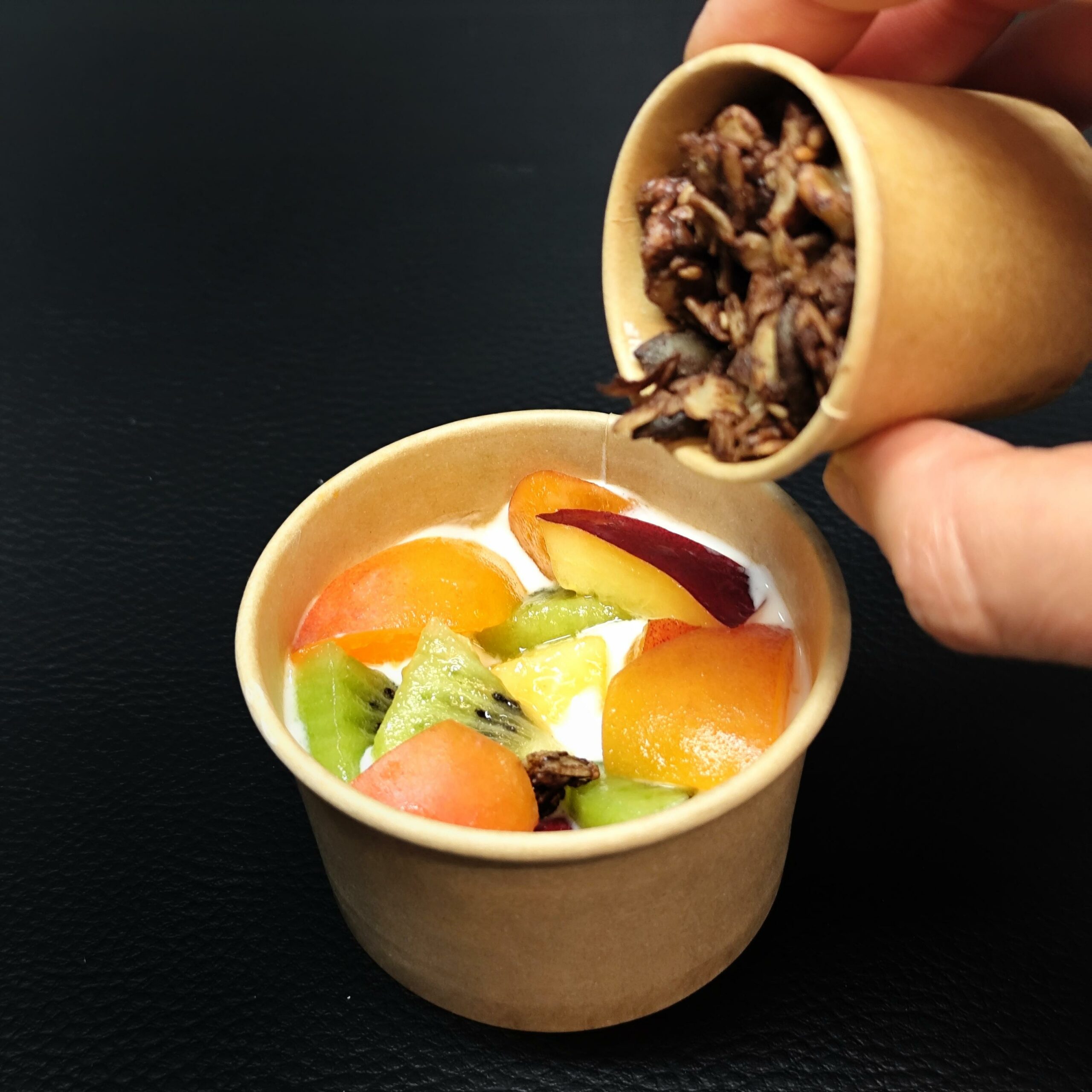 <strong>GRANOLA PLAISIR CHOCO-NOISETTE<br><br>VERSION FRUITS DE SAISON<br><br>Chocolat noir & noisettes bio • Fromage blanc<br><br><i>Croustillant & Gourmand</i></strong><br><br>« À verser au moment<br>de la dégustation »<br><br>minimum 12 verrines<br><br>4.95€/verrine<br>4.85€ > 30 verrines<br>4.70€ > 45 verrines