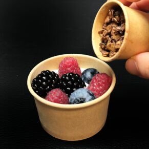 <strong>GRANOLA PLAISIR CHOCO-NOISETTE<br><br>VERSION FRUITS ROUGES<br><br>Chocolat noir & noisettes bio • Fromage blanc<br><br><i>Croustillant & Gourmand</i></strong><br><br>"À verser au moment<br>de la dégustation"<br><br>minimum 12 verrines<br><br>5.95€/verrine<br>5.85€ > 30 verrines<br>5.70€ > 45 verrines