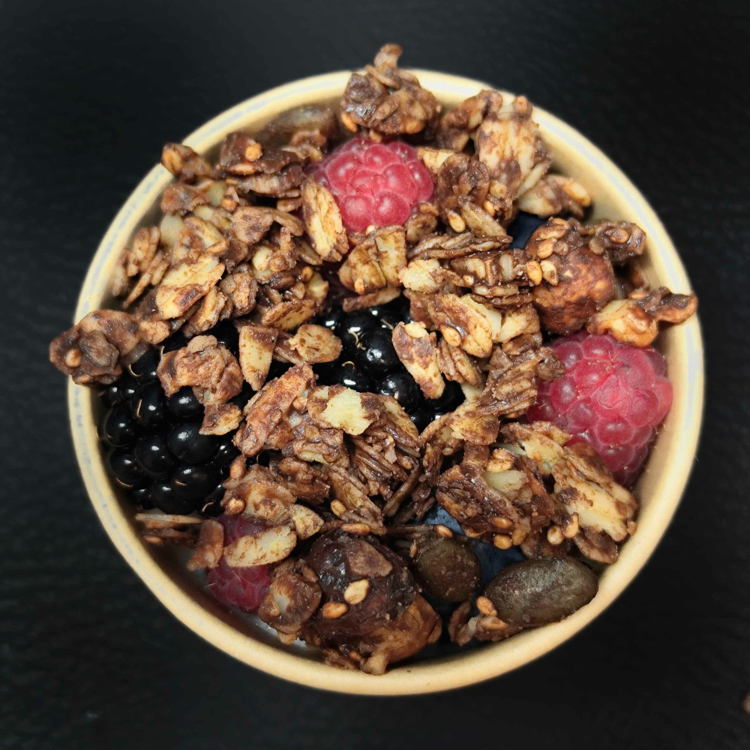 <strong>GRANOLA PLAISIR CHOCO-NOISETTE<br><br>VERSION FRUITS ROUGES<br><br>Chocolat noir & noisettes bio • Fromage blanc<br><br><i>Croustillant & Gourmand</i></strong><br><br>"À verser au moment<br>de la dégustation"<br><br>minimum 12 verrines<br><br>5.95€/verrine (5,41€HT)<br>5.85€ (5,32€HT) > 30 verrines<br>5.70€ (5,18€HT) > 45 verrines<br>(même recette) – Image 5