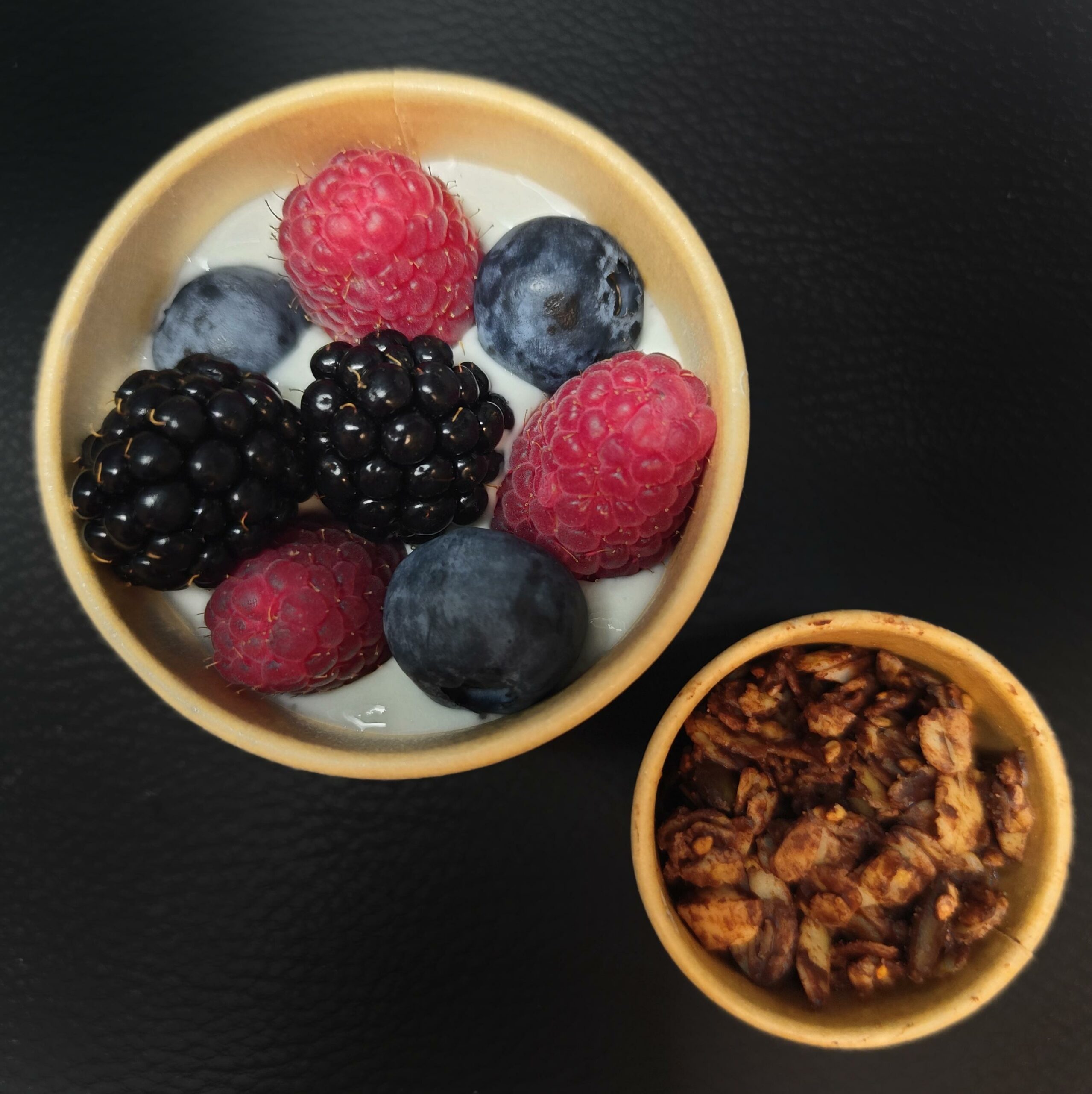 <strong>GRANOLA PLAISIR CHOCO-NOISETTE<br><br>VERSION FRUITS ROUGES<br><br>Chocolat noir & noisettes bio • Fromage blanc<br><br><i>Croustillant & Gourmand</i></strong><br><br>"À verser au moment<br>de la dégustation"<br><br>minimum 12 verrines<br><br>5.95€/verrine (5,41€HT)<br>5.85€ (5,32€HT) > 30 verrines<br>5.70€ (5,18€HT) > 45 verrines<br>(même recette) – Image 3