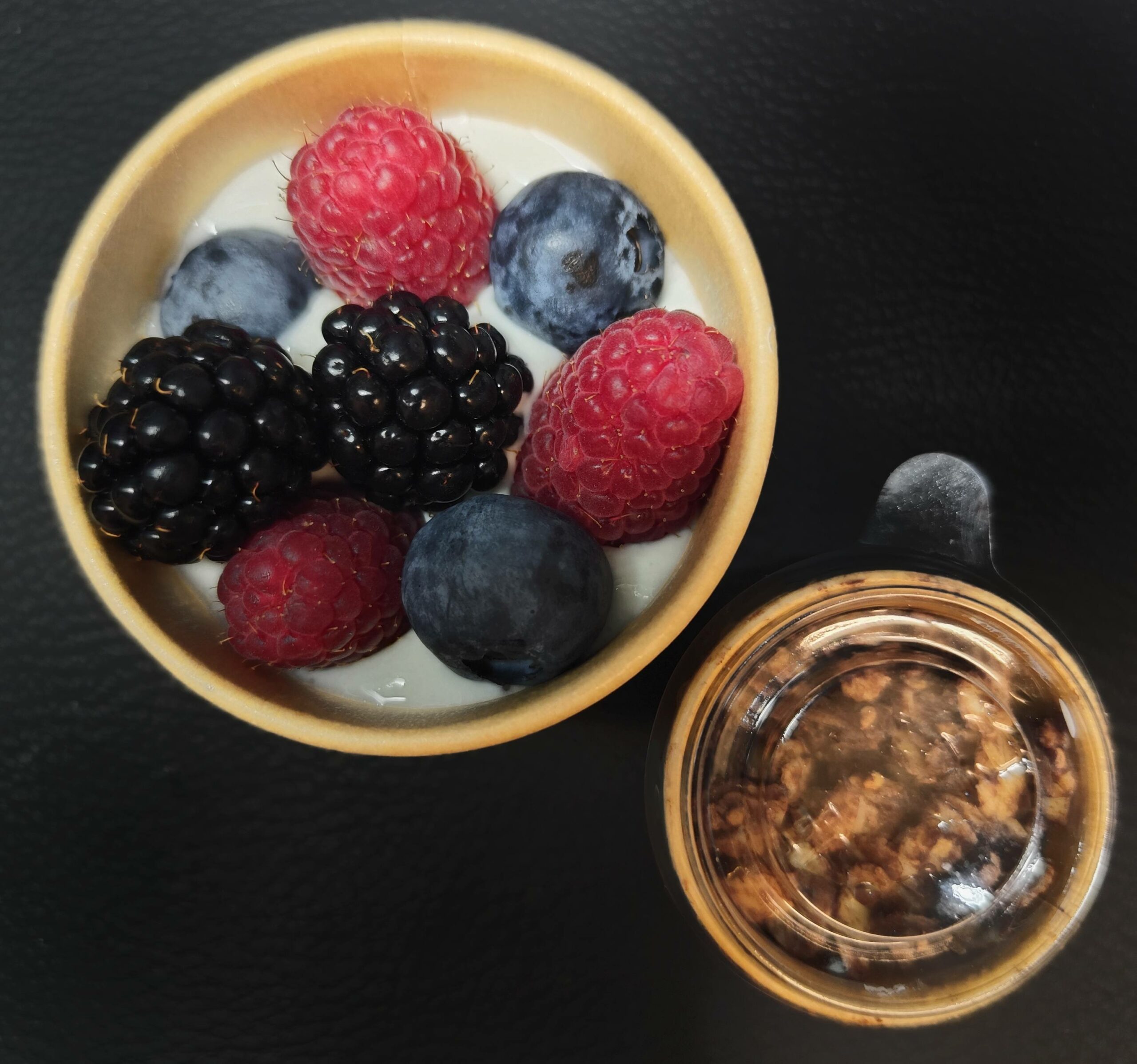 <strong>GRANOLA PLAISIR CHOCO-NOISETTE<br><br>VERSION FRUITS ROUGES<br><br>Chocolat noir & noisettes bio • Fromage blanc<br><br><i>Croustillant & Gourmand</i></strong><br><br>"À verser au moment<br>de la dégustation"<br><br>minimum 12 verrines<br><br>5.95€/verrine (5,41€HT)<br>5.85€ (5,32€HT) > 30 verrines<br>5.70€ (5,18€HT) > 45 verrines<br>(même recette) – Image 2