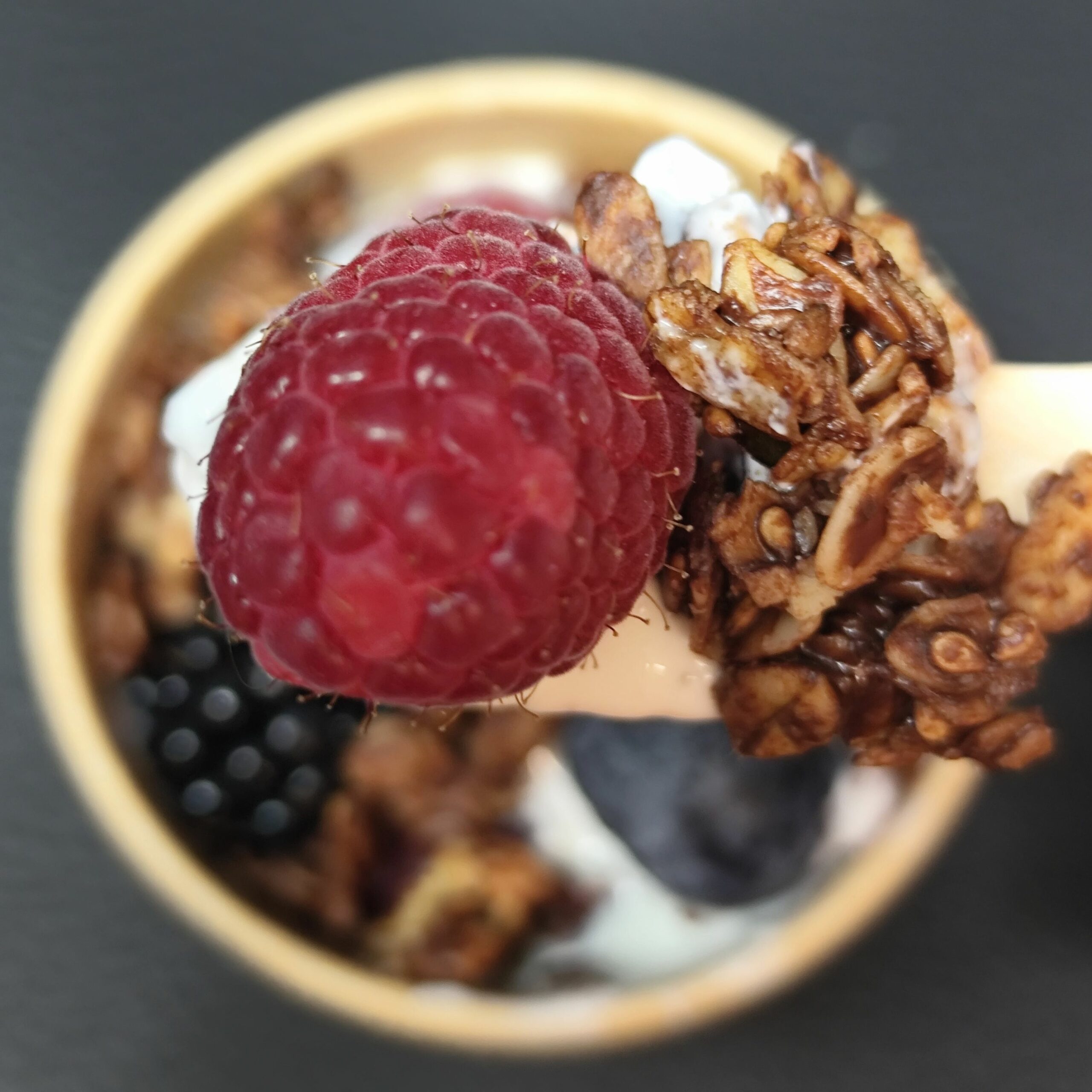 <strong>GRANOLA PLAISIR CHOCO-NOISETTE<br><br>VERSION FRUITS ROUGES<br><br>Chocolat noir & noisettes bio • Fromage blanc<br><br><i>Croustillant & Gourmand</i></strong><br><br>"À verser au moment<br>de la dégustation"<br><br>minimum 12 verrines<br><br>5.95€/verrine (5,41€HT)<br>5.85€ (5,32€HT) > 30 verrines<br>5.70€ (5,18€HT) > 45 verrines<br>(même recette) – Image 6