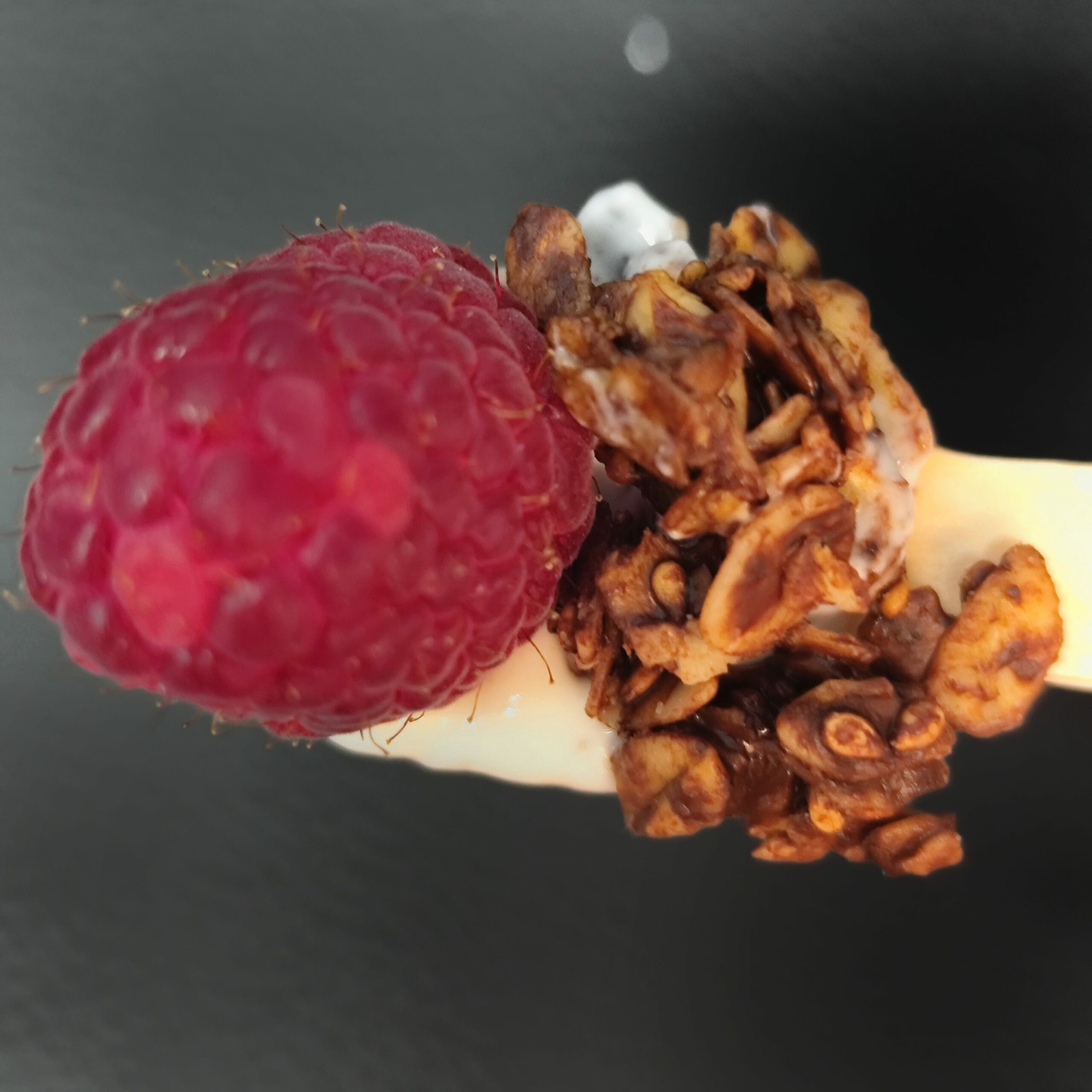 <strong>GRANOLA PLAISIR CHOCO-NOISETTE<br><br>VERSION FRUITS ROUGES<br><br>Chocolat noir & noisettes bio • Fromage blanc<br><br><i>Croustillant & Gourmand</i></strong><br><br>"À verser au moment<br>de la dégustation"<br><br>minimum 12 verrines<br><br>5.95€/verrine (5,41€HT)<br>5.85€ (5,32€HT) > 30 verrines<br>5.70€ (5,18€HT) > 45 verrines<br>(même recette) – Image 7