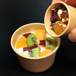 <strong>GRANOLA DOUCEUR FRUITS SECS<br><br>VERSION FRUITS DE SAISON<br><br>Fruits secs moelleux & Fruits à coque• Fromage blanc<br><br><i>Fondant & Équilibré</i></strong><br><br>"À verser au moment<br>de la dégustation"<br><br>minimum 12 verrines<br><br>4.95€/verrine<br>4.85€ > 30 verrines<br>4.70€ > 45 verrines