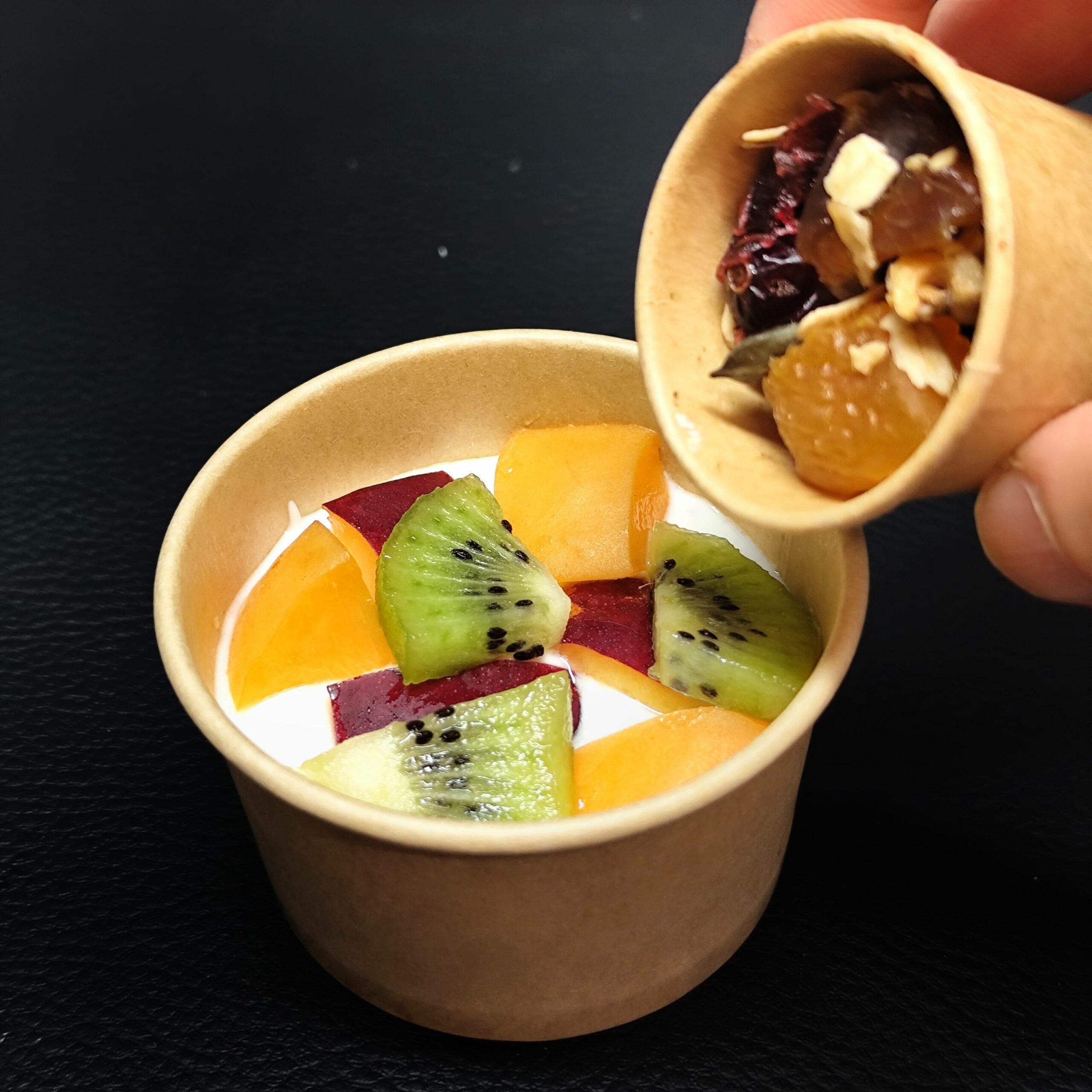<strong>GRANOLA DOUCEUR FRUITS SECS<br><br>VERSION FRUITS DE SAISON<br><br>Fruits secs moelleux & Fruits à coque• Fromage blanc<br><br><i>Fondant & Équilibré</i></strong><br><br>« À verser au moment<br>de la dégustation »<br><br>minimum 12 verrines<br><br>4.95€/verrine<br>4.85€ > 30 verrines<br>4.70€ > 45 verrines