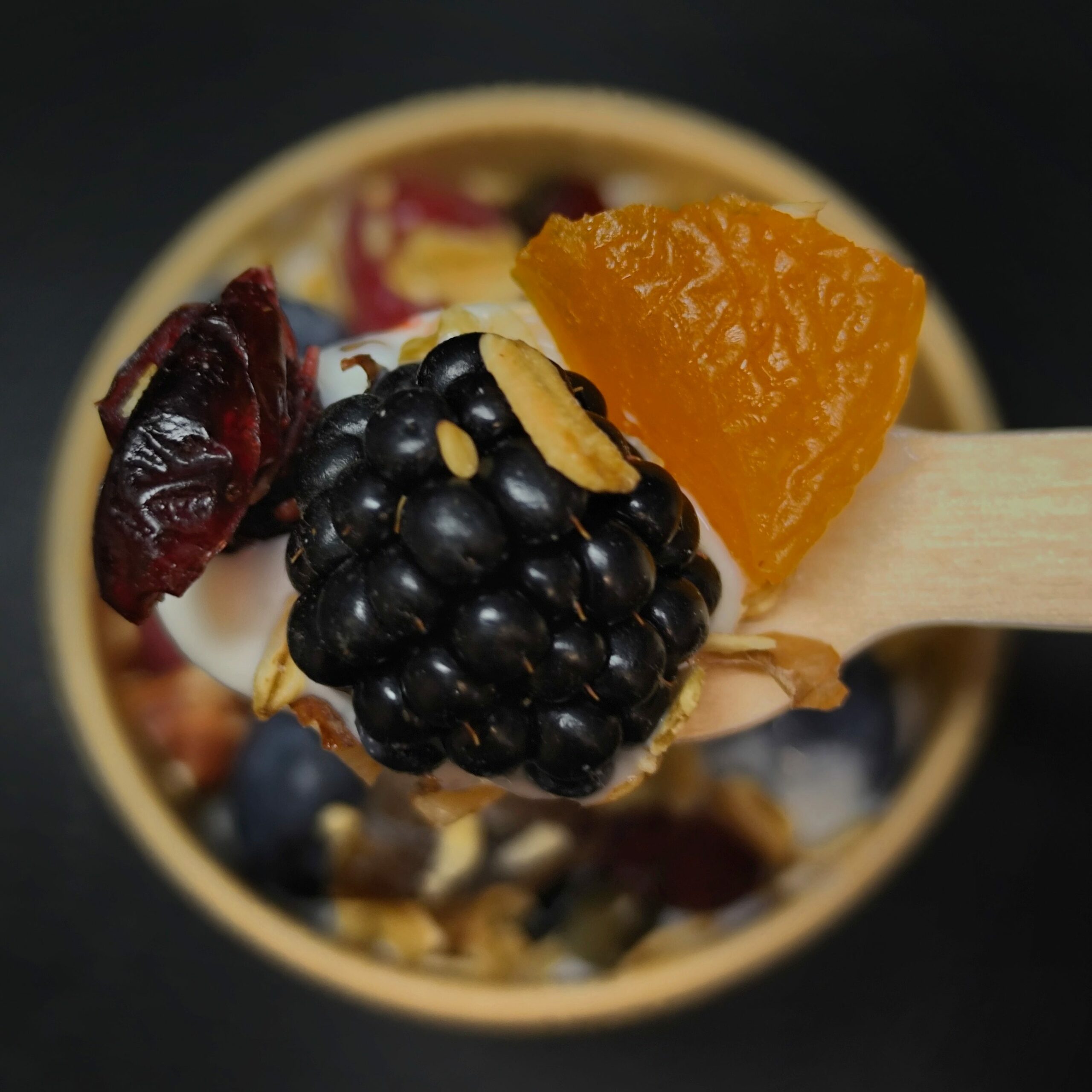 <strong>GRANOLA DOUCEUR FRUITS SECS<br><br>VERSION FRUITS ROUGES<br><br>Fruits secs moelleux & Fruits à coque• Fromage blanc<br><br><i>Fondant & Équilibré</i></strong><br><br>"À verser au moment<br>de la dégustation"<br><br>minimum 12 verrines<br><br>5.95€ (5,41€HT)/verrine<br>5.85€ (3,32€HT) > 30 verrines<br>5.70€ (5,18€HT) > 45 verrines<br>(même recette) – Image 6