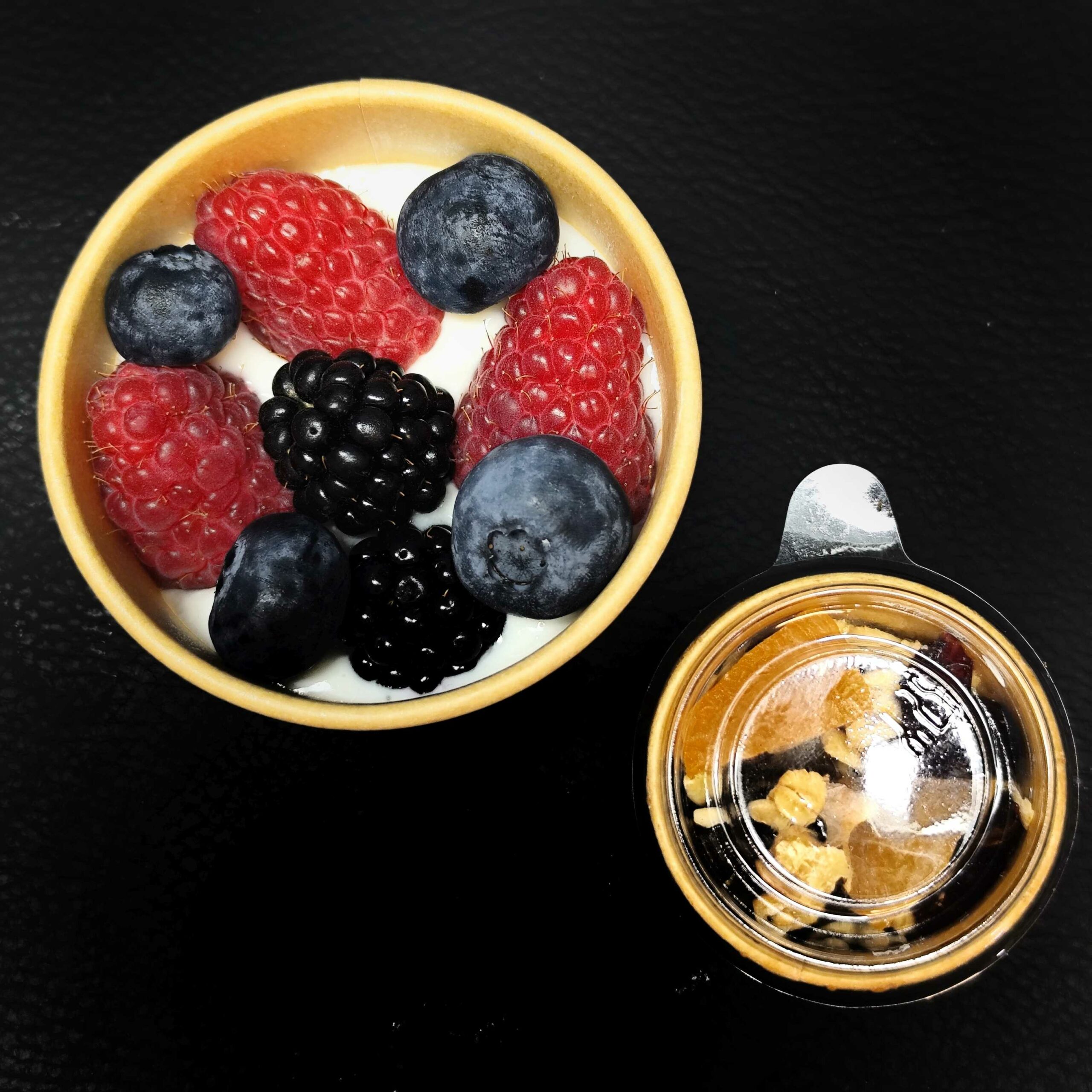 <strong>GRANOLA DOUCEUR FRUITS SECS<br><br>VERSION FRUITS ROUGES<br><br>Fruits secs moelleux & Fruits à coque• Fromage blanc<br><br><i>Fondant & Équilibré</i></strong><br><br>"À verser au moment<br>de la dégustation"<br><br>minimum 12 verrines<br><br>5.95€ (5,41€HT)/verrine<br>5.85€ (3,32€HT) > 30 verrines<br>5.70€ (5,18€HT) > 45 verrines<br>(même recette) – Image 2