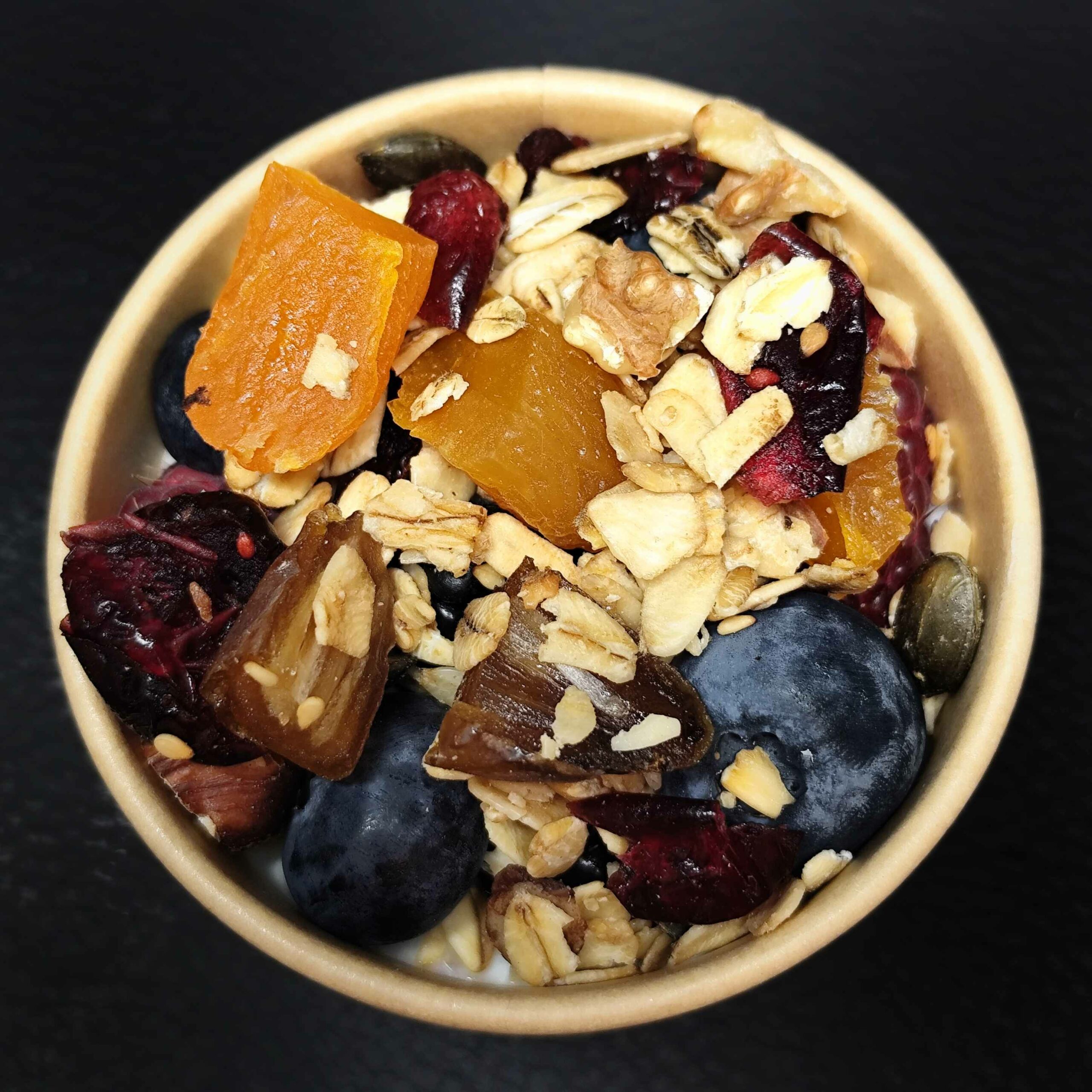 <strong>GRANOLA DOUCEUR FRUITS SECS<br><br>VERSION FRUITS ROUGES<br><br>Fruits secs moelleux & Fruits à coque• Fromage blanc<br><br><i>Fondant & Équilibré</i></strong><br><br>"À verser au moment<br>de la dégustation"<br><br>minimum 12 verrines<br><br>5.95€ (5,41€HT)/verrine<br>5.85€ (3,32€HT) > 30 verrines<br>5.70€ (5,18€HT) > 45 verrines<br>(même recette) – Image 5