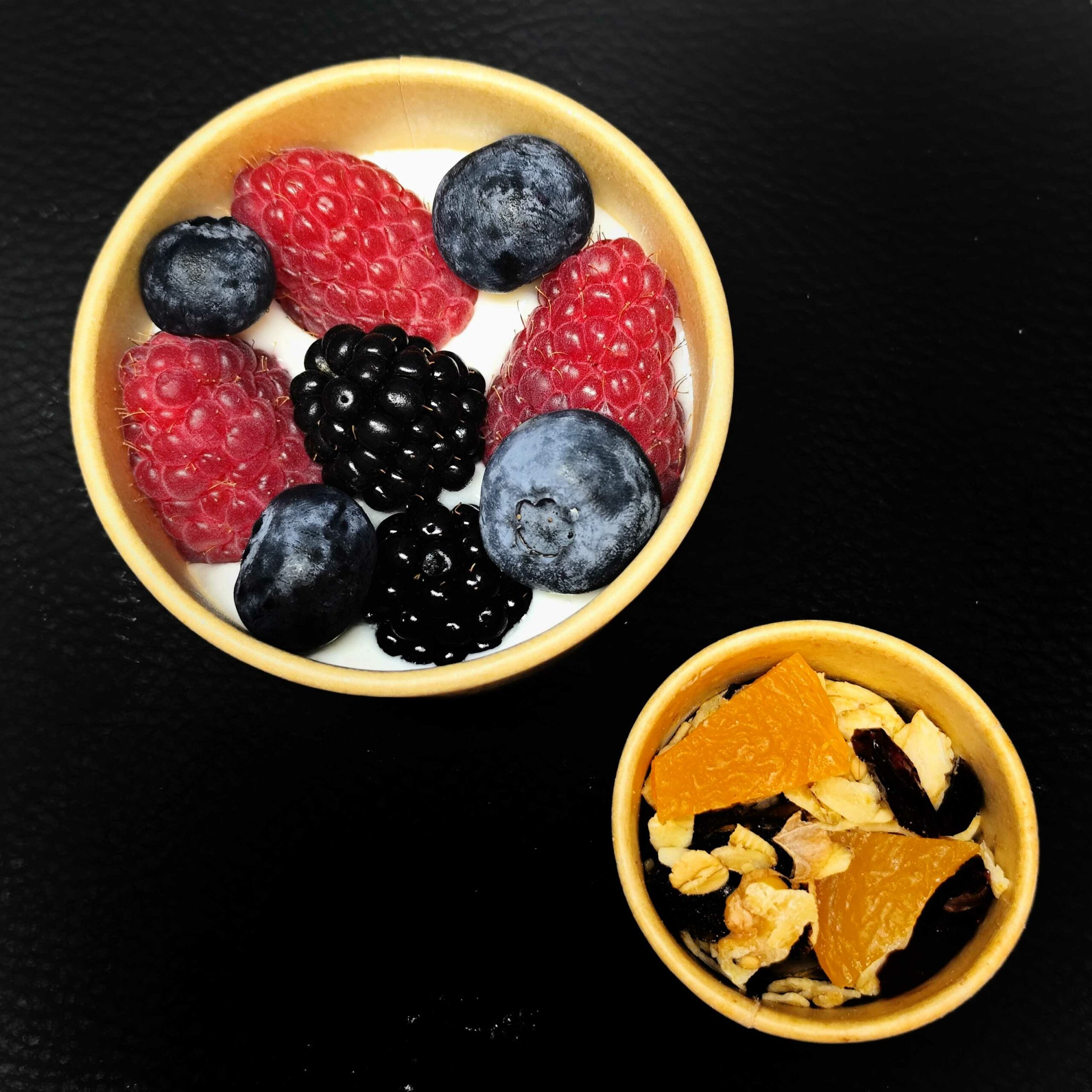 <strong>GRANOLA DOUCEUR FRUITS SECS<br><br>VERSION FRUITS ROUGES<br><br>Fruits secs moelleux & Fruits à coque• Fromage blanc<br><br><i>Fondant & Équilibré</i></strong><br><br>"À verser au moment<br>de la dégustation"<br><br>minimum 12 verrines<br><br>5.95€ (5,41€HT)/verrine<br>5.85€ (3,32€HT) > 30 verrines<br>5.70€ (5,18€HT) > 45 verrines<br>(même recette) – Image 3